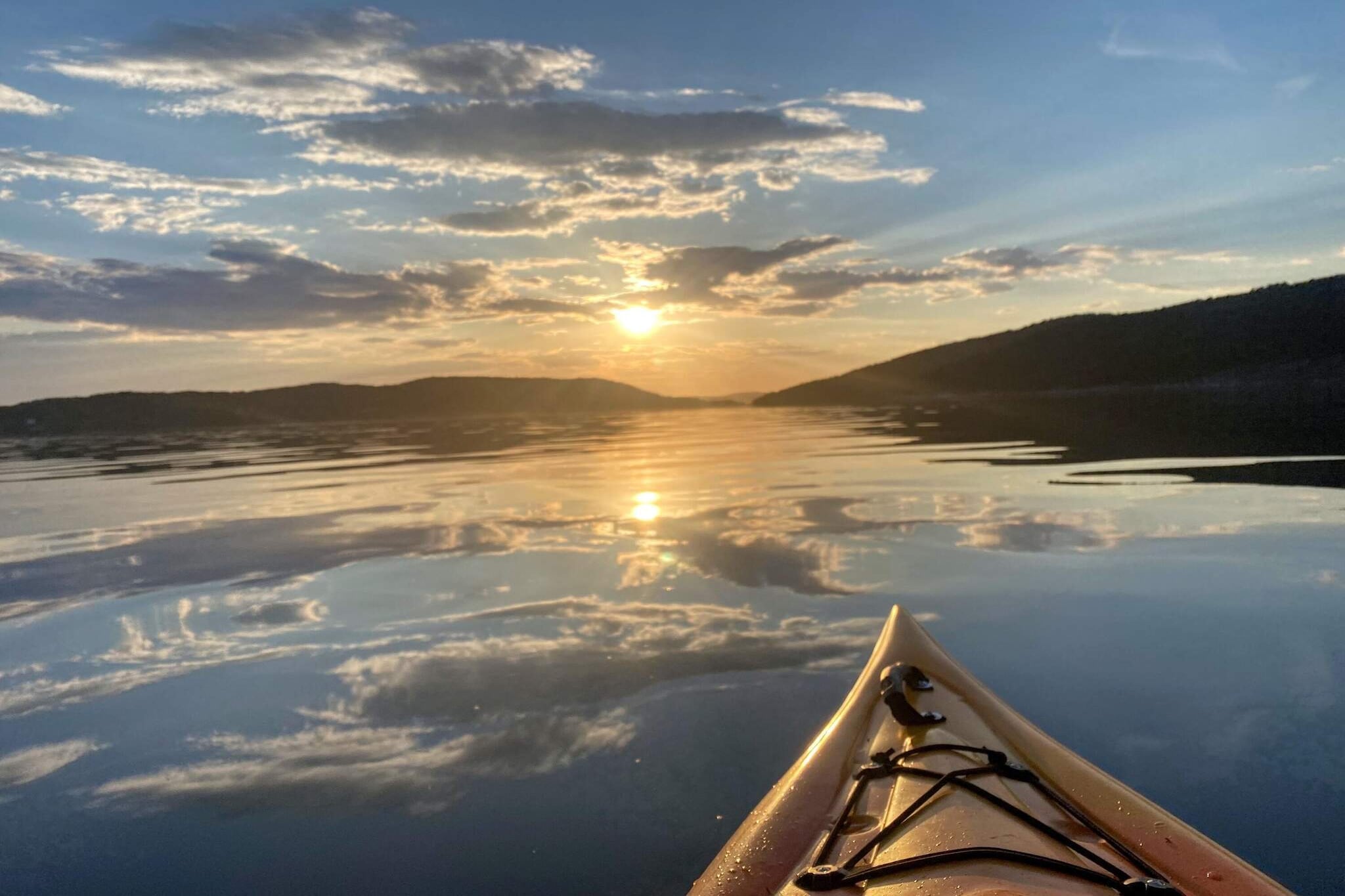 Internet Access DSL, open kitchen(cooker(electric), hood, coffee machine(filter), dishwasher, fridge, freezer(> 250L), washing machine), Living/bed room(31 m2)(TV, chromecast), bedroom(double bed, cot), bedroom(2x bunk bed), bedroom(2x bunk bed), bedroom(2x single bed), bathroom(floor heating)(washbasin, shower, toilet), heating(electric), terrace(43 m2), terrace(21 m2), terrace(roofed, 28 m2), garden furniture, BBQ, parking, air to water heatpump, outdoor fireplace