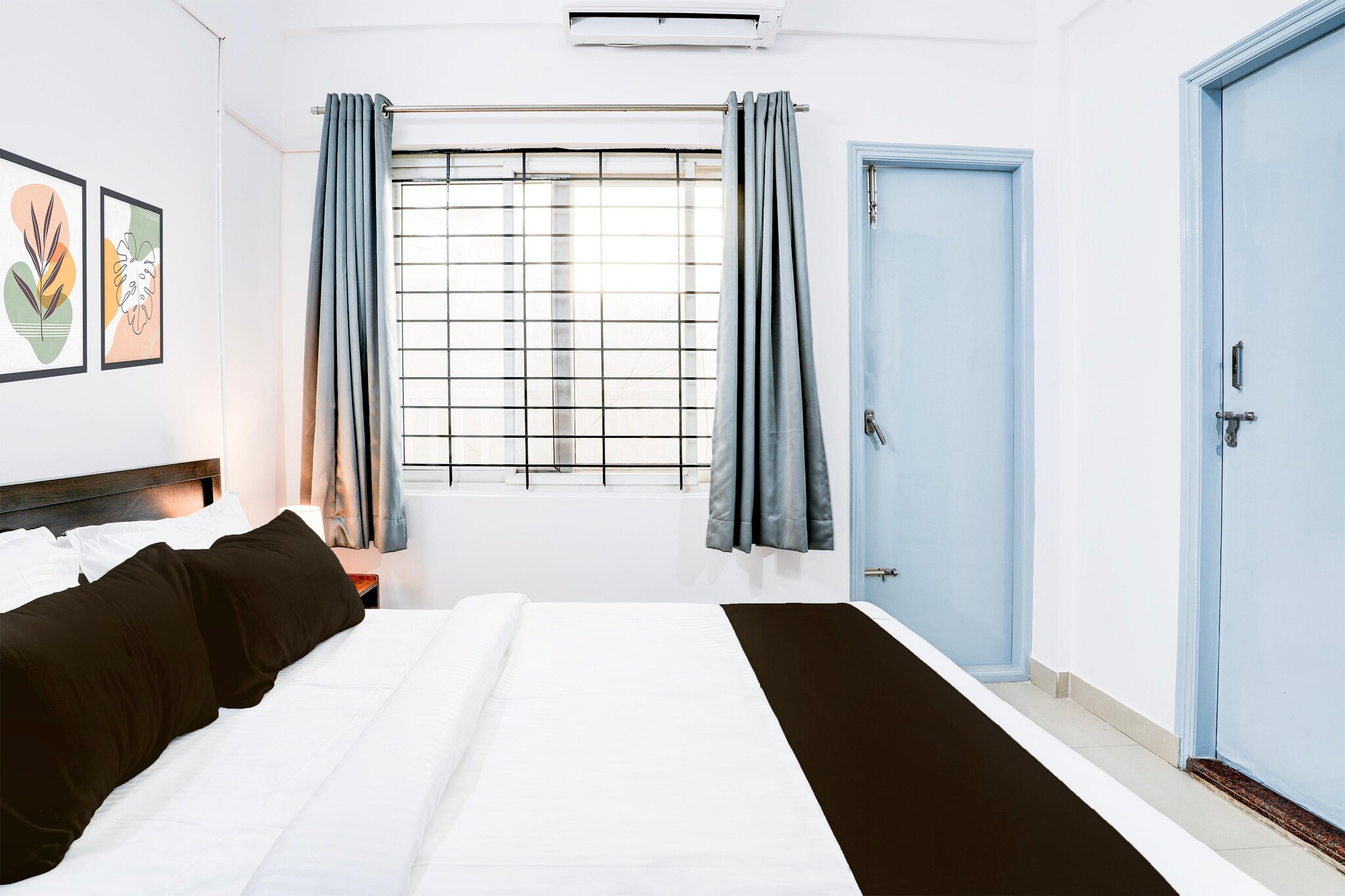Ground floor: (bedroom(double bed, TV, seating area, air conditioning, telephone), bathroom(bathtub or shower, shower, washbasin, toilet, Towels incl., shampoo, body soap, hot water), parking, lift)