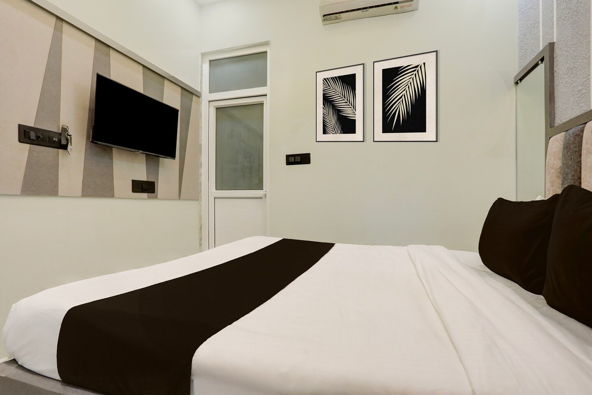 Deluxe Hotel O Maharshi Valmiki