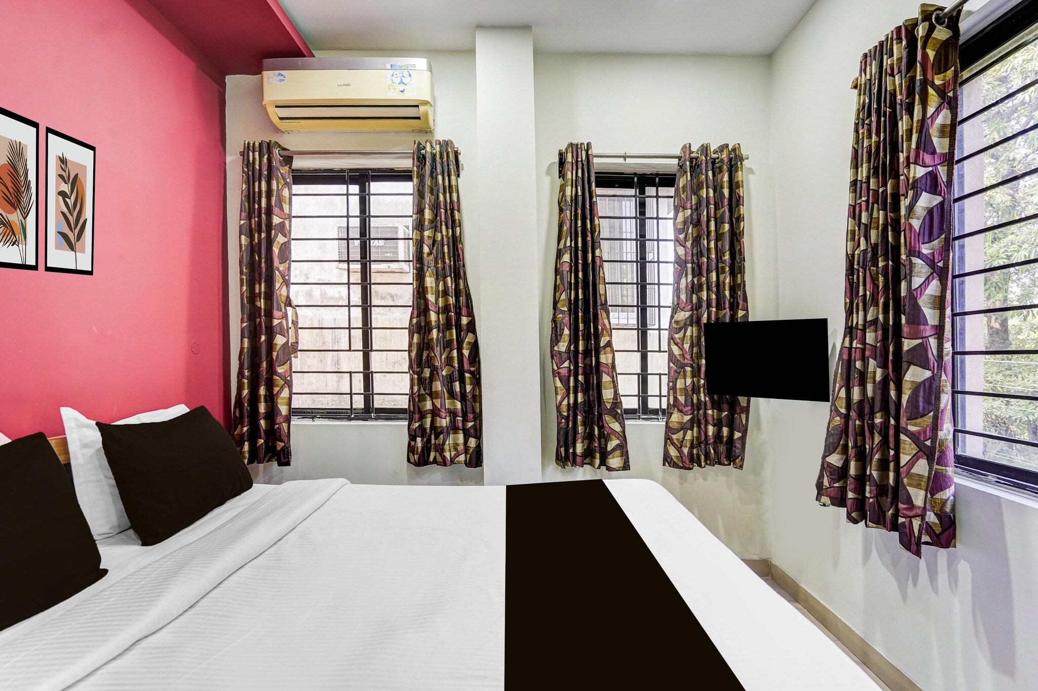 Comfortable Accommodations: Hotel O Mission Hospital Durgapur Formerly Relax Guest House in Durgapur offers family rooms with air-conditioning, private bathrooms, work desks, and seating areas. Each room includes free WiFi, a TV, and free toiletries.
Convenient Facilities: Guests benefit from a 24-hour front desk, daily housekeeping service, room service, and luggage storage. The hotel provides free WiFi throughout the property, ensuring connectivity for all visitors.
Prime Location: Located 18 km from Kazi Nazrul Islam Airport, the hotel is 46 km from Asansol Junction Railway Station. Nearby attractions include Durgapur Railway Station and Burdhaman.
Unmarried couples are warmly welcome at this property.
Guests with local ID proof are warmly welcome.
Complimentary early check-in – Subject to availability.