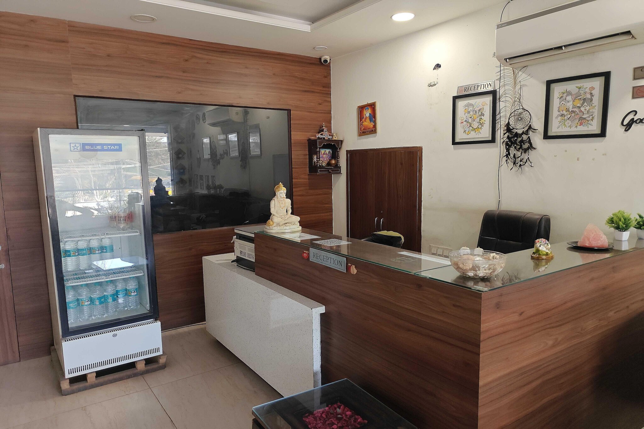 Ground floor: (bedroom(double bed, TV, seating area, air conditioning, telephone), bathroom(bathtub or shower, washbasin, toilet, Towels incl., shampoo, body soap, hot water))