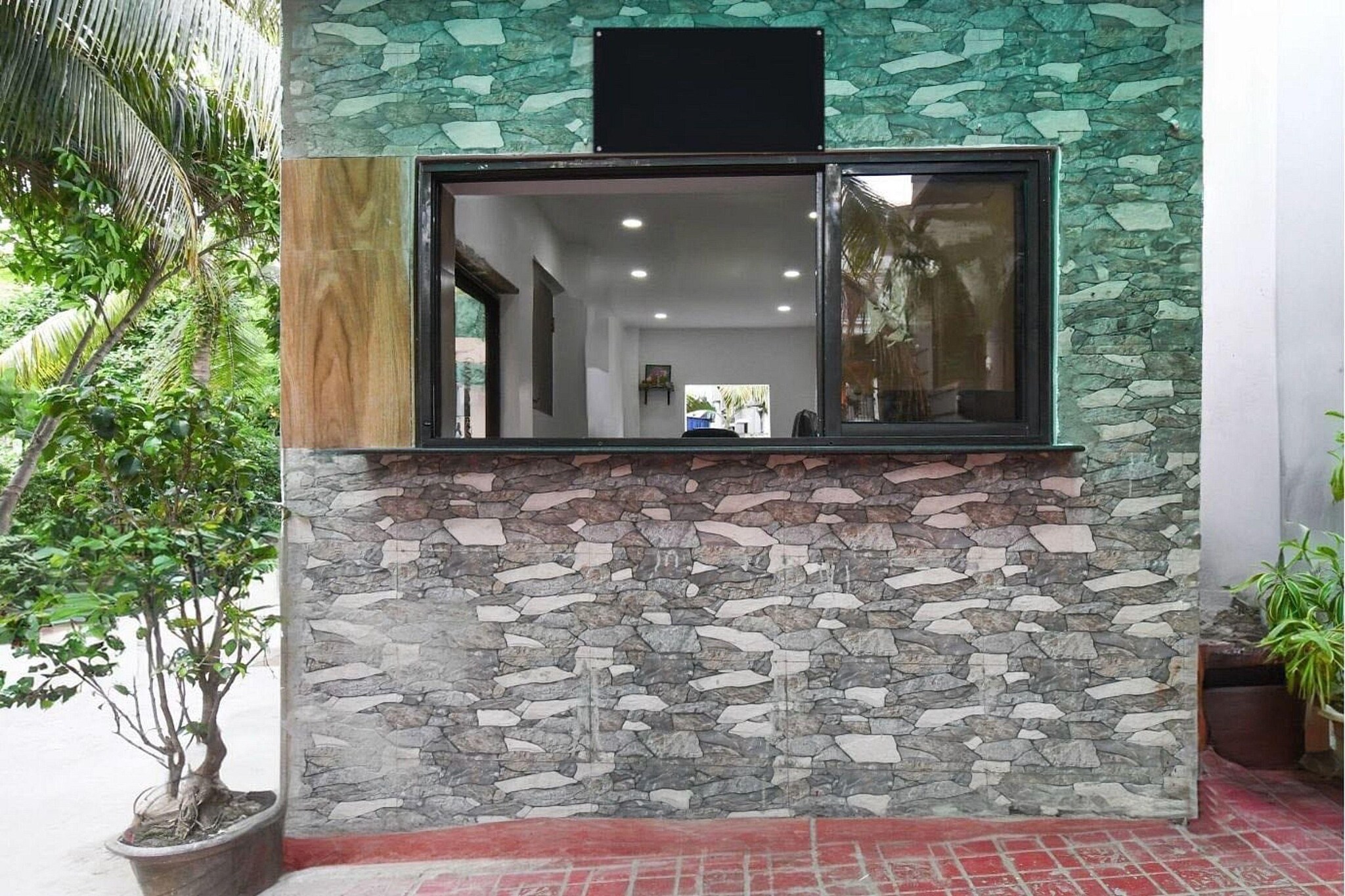 Ground floor: (bedroom(double bed, TV, seating area, air conditioning, telephone), bathroom(bathtub or shower, washbasin, toilet, Towels incl., shampoo, body soap, hot water), lift)