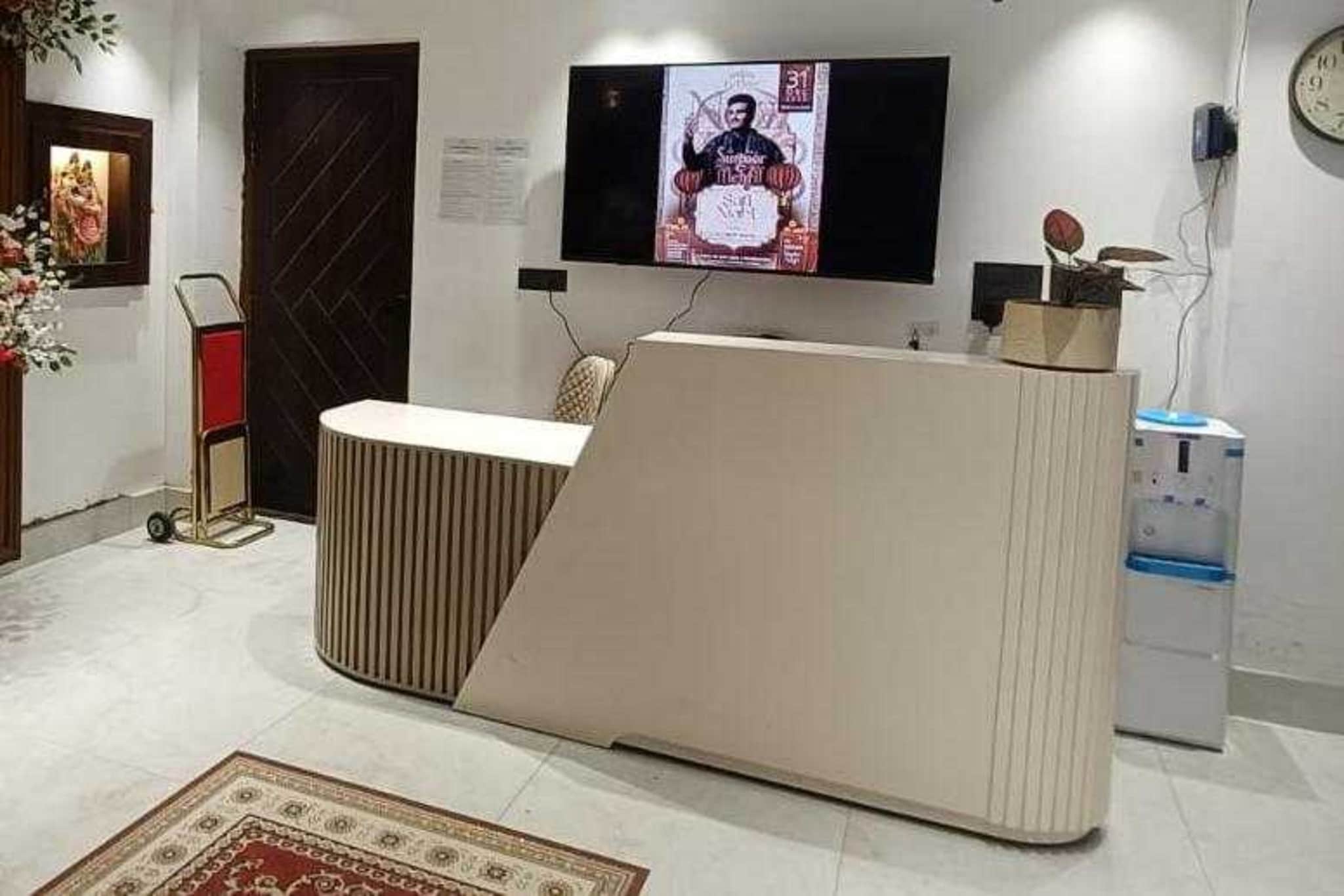 Ground floor: (bedroom(double bed, TV, seating area, air conditioning, telephone), bathroom(bathtub or shower, washbasin, toilet, Towels incl., shampoo, body soap, hot water), lift)