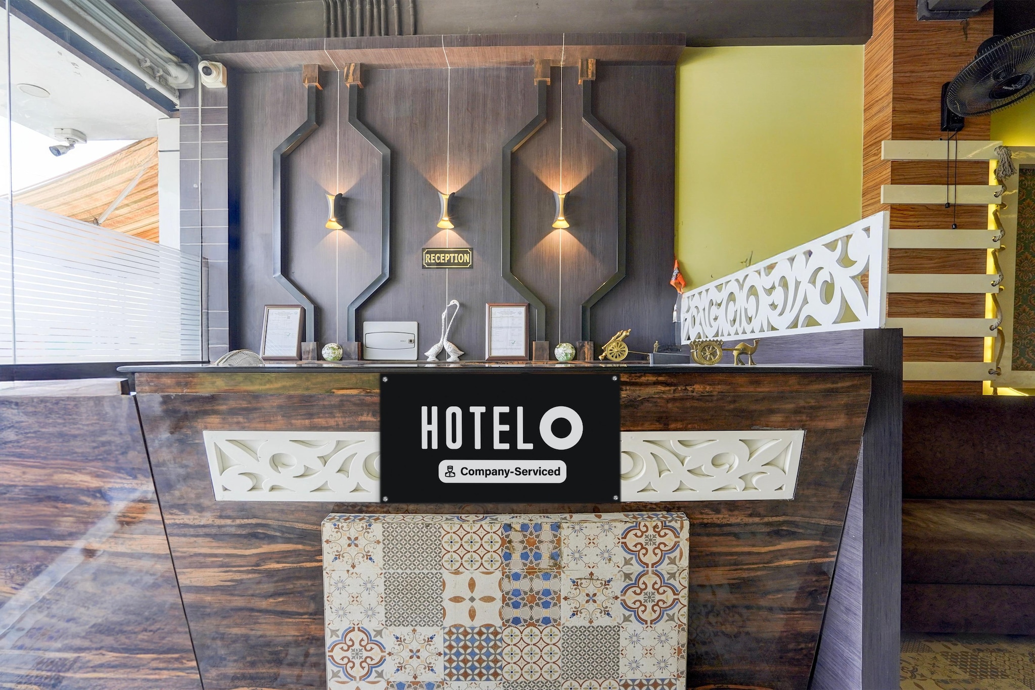 Ground floor: (bedroom(double bed, TV, seating area, air conditioning, Towels incl., telephone), bathroom(bathtub or shower, shower, washbasin, toilet, shampoo, body soap, hot water), Parking)