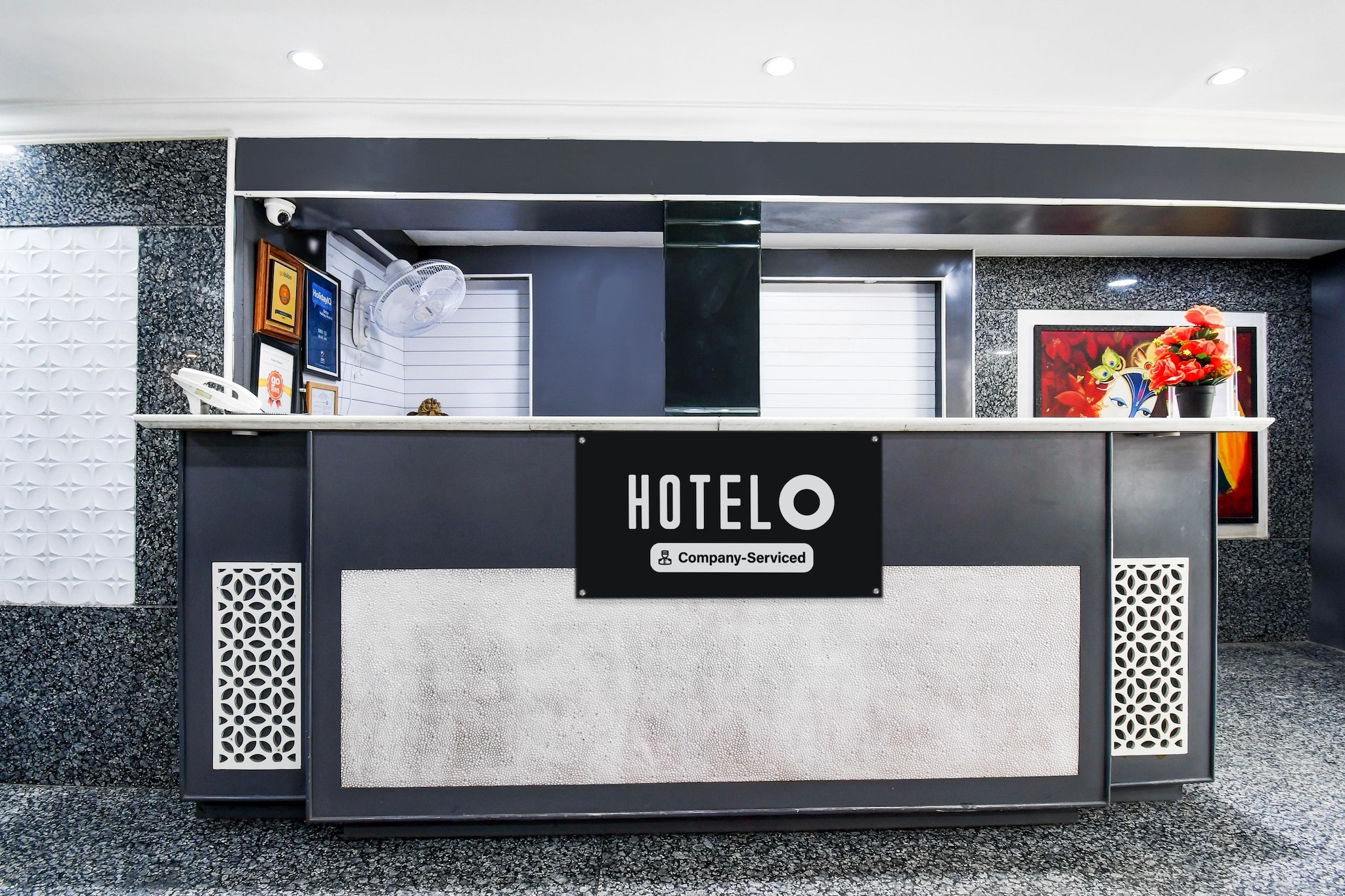 Ground floor: (bedroom(double bed, TV, seating area, air conditioning, Towels incl., telephone), bathroom(bathtub or shower, shower, washbasin, toilet, shampoo, body soap, hot water), parking)
