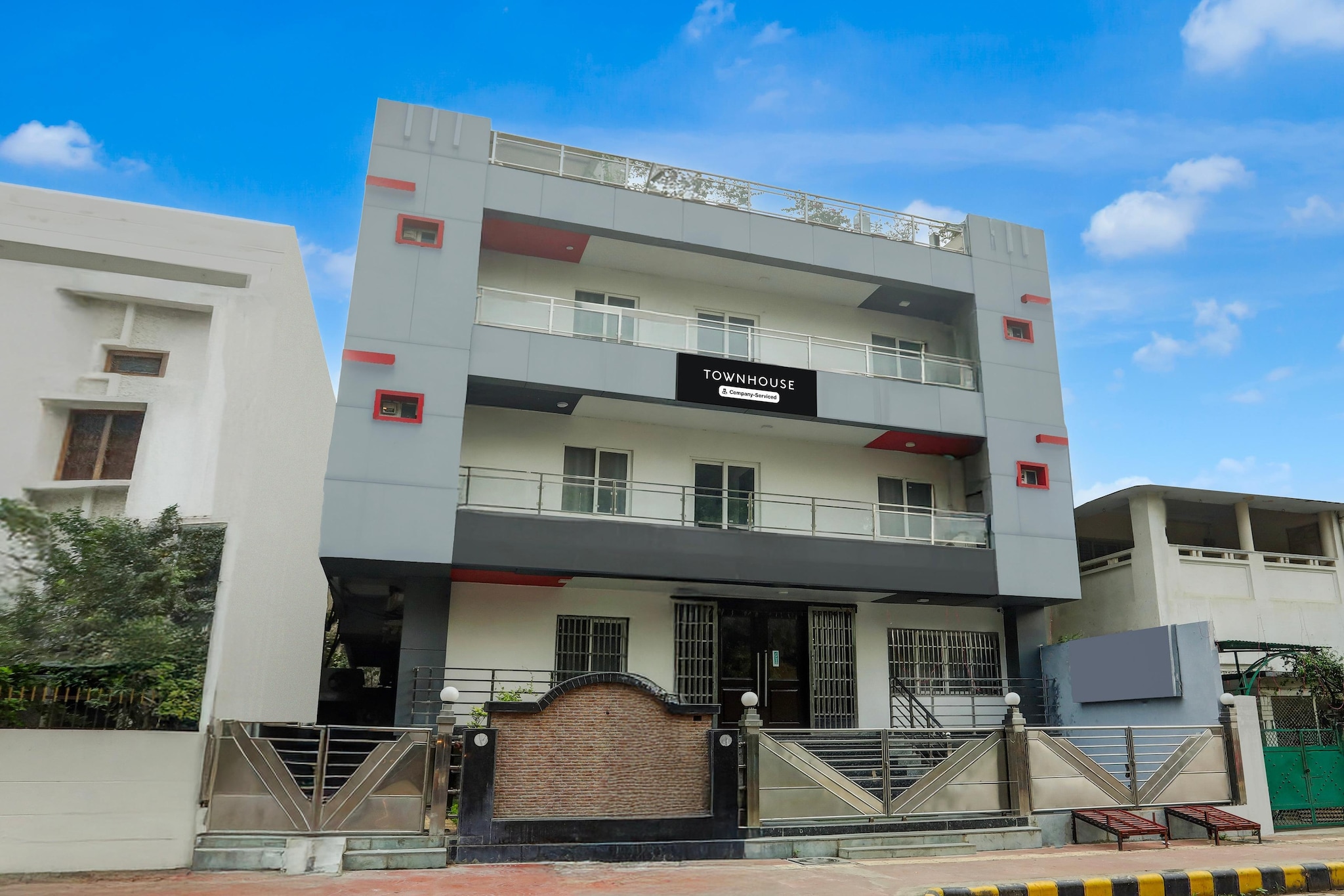 Townhouse Mumfordganj APS Inn