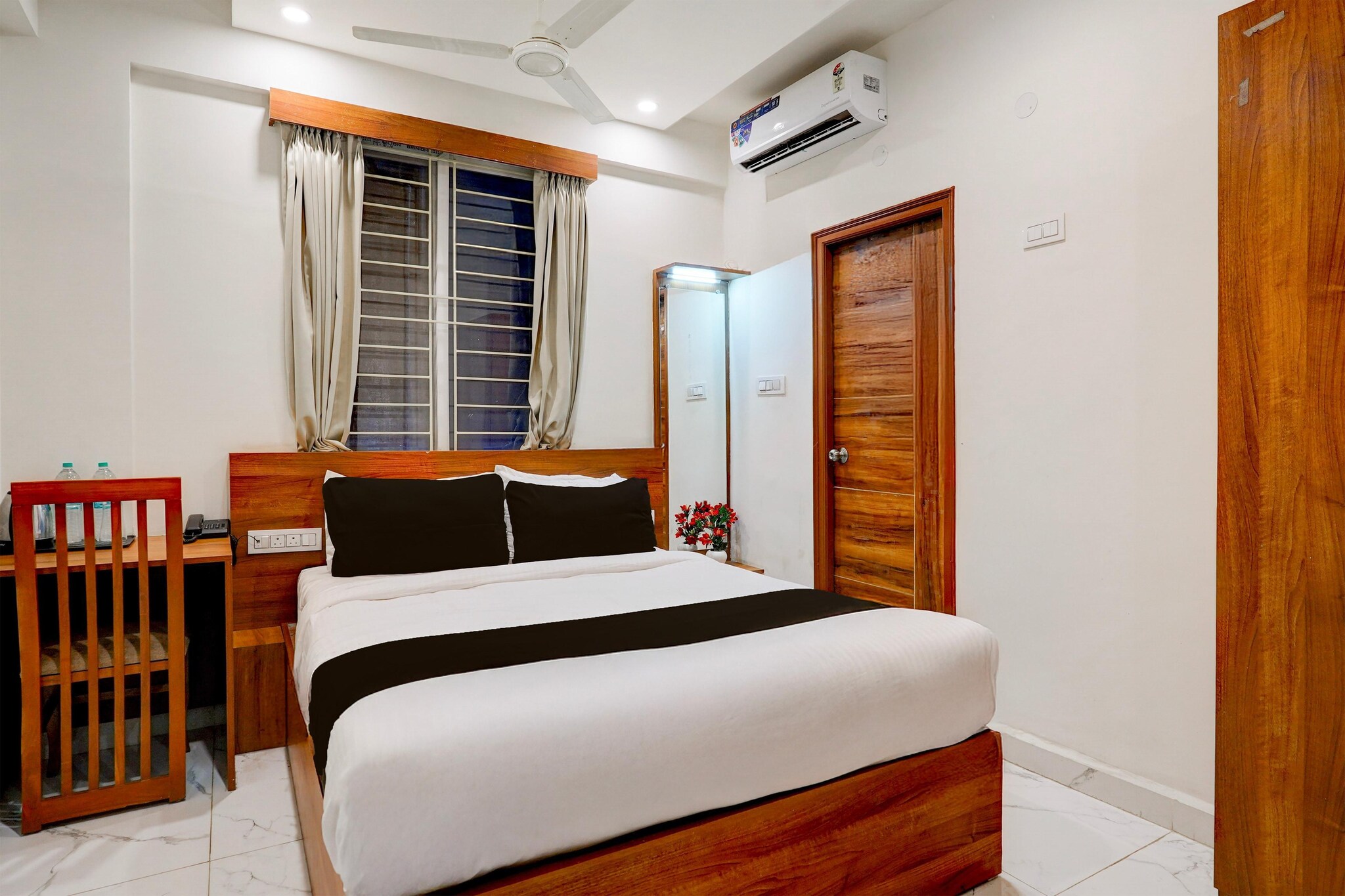 Enjoy a comfortable and hassle-free experience at our thoughtfully designed property. Each room is equipped with modern amenities, cozy bedding, and elegant decor to make you feel right at home. Located conveniently with easy access to public transport and major attractions, it's perfect for both business and leisure travelers. Cleanliness and guest comfort are our top priorities, and our team is available 24/7 to assist you throughout your stay.
Unmarried couples are warmly welcome at this property.
Guests with local ID proof are warmly welcome.
Early Check-In Policy: A full day’s room rate will be charged for check-ins before 6:00 AM. Complimentary early check-in is available between 6:00 AM and 10:00 AM, subject to room availability.
Check-in is only available to guests aged 18 and above. Please provide a government-issued ID to confirm your age.