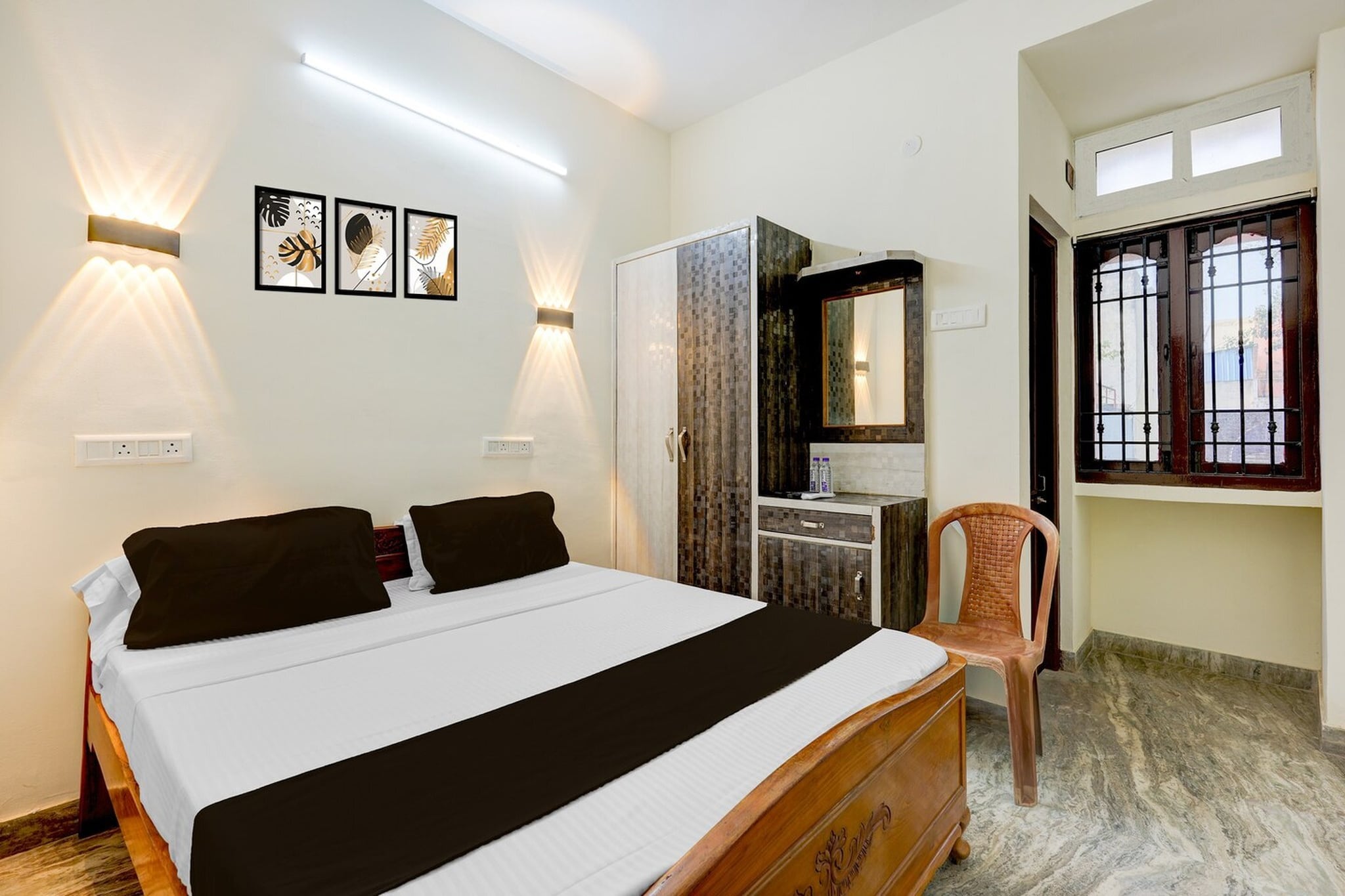 Well located in Chennai, Hotel O Chennai Central Railway Station Formerly Annakilly Tower Guest House provides air-conditioned rooms, a shared lounge and free WiFi. The property is located 500 metres from Chennai Central Railway Station, 2.9 km from Fort Museum and 3.8 km from Ma Chidambaram Stadium. The accommodation features room service, a 24-hour front desk and luggage storage for guests.

Guest rooms at the hotel are equipped with a seating area, a flat-screen TV with satellite channels and a private bathroom with free toiletries and a bath or shower. All rooms include a desk.

Government Museum Chennai is 4.1 km from Hotel O Chennai Central Railway Station Formerly Annakilly Tower Guest House, while Spencer Plaza Mall is 4.9 km away. Chennai International Airport is 17 km from the property.

Unmarried couples are warmly welcome at this property.
Guests with local ID proof are warmly welcome.
Apologies, but we are currently unable to host foreign nationals at this property.
Early Check-In Policy: A full day’s room rate will be charged for check-ins before 6:00 AM. Complimentary early check-in is available between 6:00 AM and 10:00 AM, subject to room availability.
 
Check-in is only available to guests aged 18 and above. Please provide a government-issued ID to confirm your age.