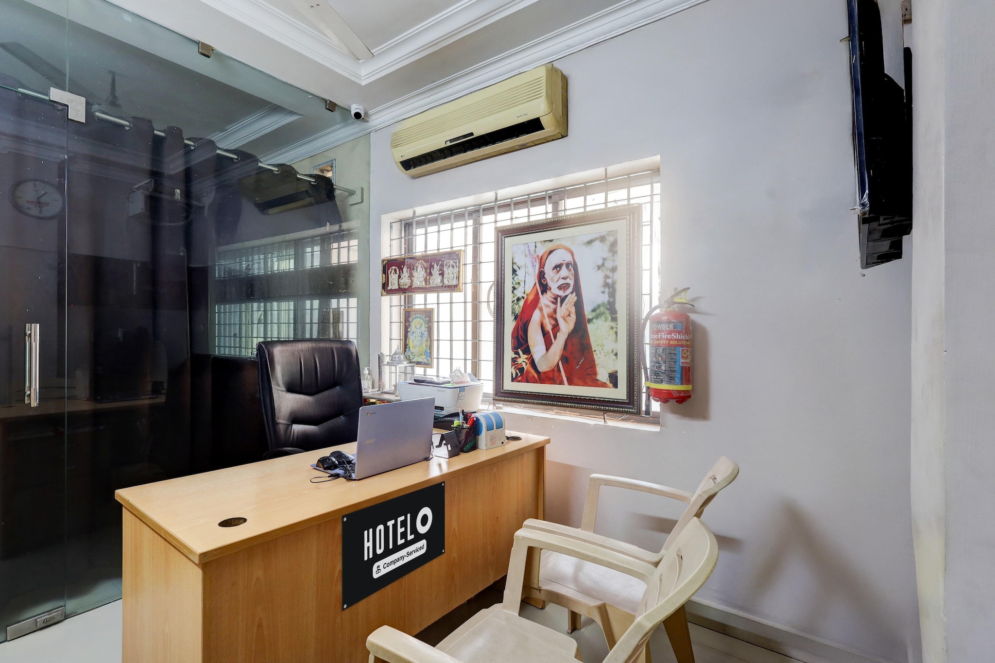 Ground floor: (bedroom(double bed, TV, electric kettle, air conditioning, telephone, Floor mattress), bathroom(seating area, bathtub or shower, shower, washbasin, toilet, Towels incl., shampoo, body soap, hot water), Parking, lift)
