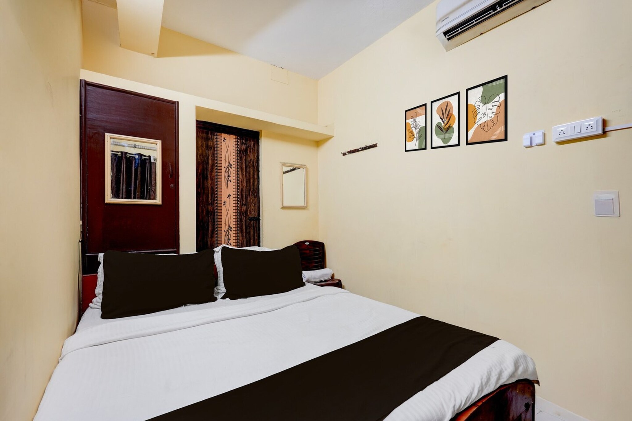 Set in the centre of Chennai, 5.4 km from Government Museum Chennai, Hotel O Cooum Riverview Chennai Formerly Nimalan Residency offers air-conditioned rooms and free WiFi. This 4-star hotel offers room service. Pondy Bazaar is 6.6 km away and Chennai Central Railway Station is 6.9 km from the hotel.
The units at the hotel come with a seating area, a flat-screen TV with satellite channels and a private bathroom with free toiletries and a bath or shower. The rooms feature a desk.
Spencer Plaza Mall is 7.4 km from Hotel O Cooum Riverview Chennai Formerly Nimalan Residency, while Ma Chidambaram Stadium is 8.1 km away. Chennai International Airport is 11 km from the property.
Early Check-In Policy: A full day’s room rate will be charged for check-ins before 6:00 AM. Complimentary early check-in is available between 6:00 AM and 10:00 AM, subject to room availability.
Check-in is only available to guests aged 18 and above. Please provide a government-issued ID to confirm your age.