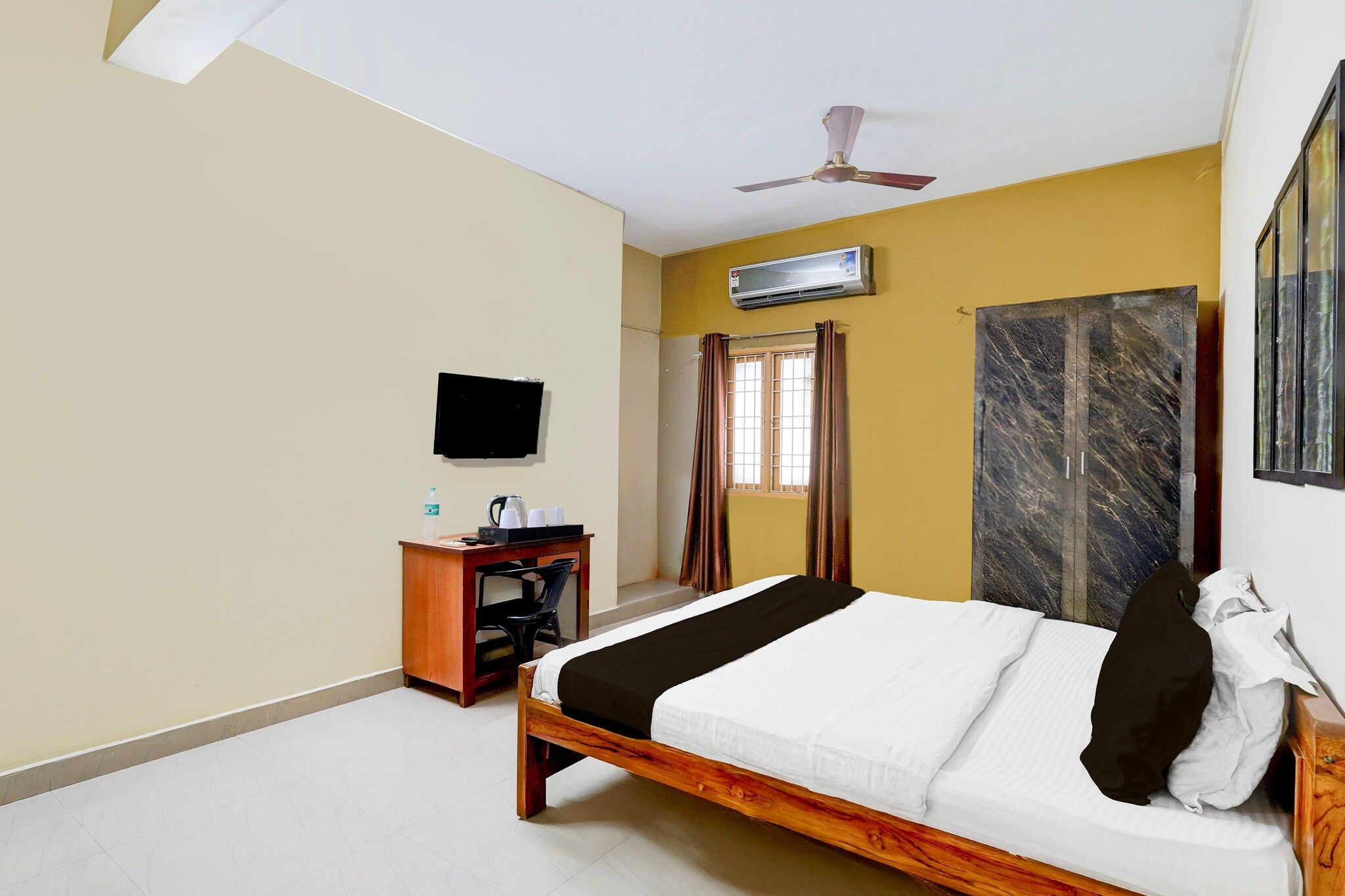 Located in the centre of Chennai, 7.9 km from Chennai Central Railway Station, Super Hotel O Villivakkam Railway Station Formerly BV Stayz provides air-conditioned accommodation with free WiFi and a flat-screen TV. It is situated 8.6 km from Government Museum Chennai and offers a shared kitchen. The accommodation features a 24-hour front desk, a lift and luggage storage for guests.
The apartment offers bed linen, towels and housekeeping service.
Guests can also relax in the shared lounge area.
Fort Museum is 10 km from the apartment, while Ma Chidambaram Stadium is 11 km away. Chennai International Airport is 19 km from the property.
Unmarried couples are warmly welcome at this property.
Guests with local ID proof are warmly welcome.
Apologies, but we are currently unable to host foreign nationals at this property.
Early Check-In Policy: A full day’s room rate will be charged for check-ins before 6:00 AM. Complimentary early check-in is available between 6:00 AM and 10:00 AM, subject to room availability.
Check-in is only available to guests aged 18 and above. Please provide a government-issued ID to confirm your age.