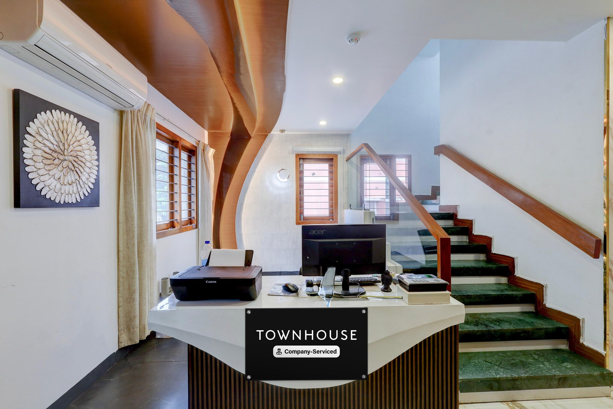 Ground floor: (bedroom(double bed, TV, seating area, air conditioning, Towels incl., telephone), bathroom(bathtub or shower, shower, washbasin, toilet, shampoo, body soap, hot water), lift)