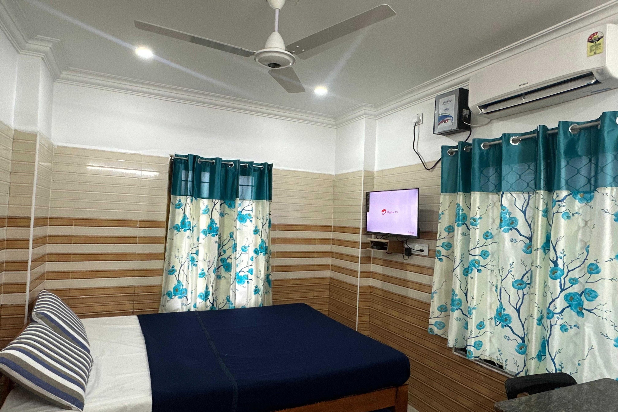 Ground floor: (bedroom(double bed, TV, seating area, air conditioning, telephone), bathroom(bathtub or shower, shower, washbasin, toilet, Towels incl., shampoo, body soap, hot water))