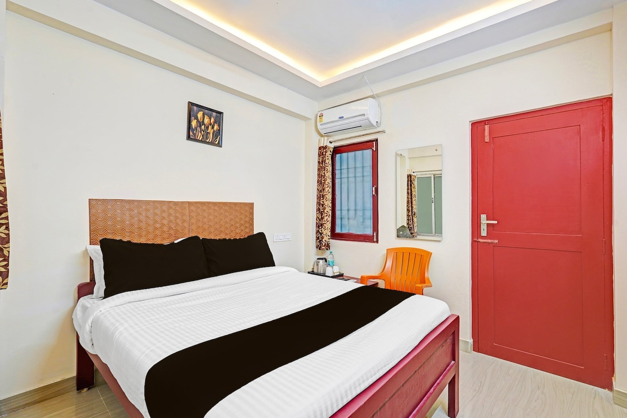 Comfortable Accommodations: Super Hotel O Purasaiwalkam in Chennai offers family rooms with air-conditioning, private bathrooms, work desks, and free WiFi. Each room includes a TV, wardrobe, and tiled floors.
Convenient Facilities: Guests benefit from a lounge, lift, 24-hour front desk, daily housekeeping service, electric vehicle charging station, room service, and luggage storage.
Prime Location: Located in the city centre, the hotel is 2.7 km from Government Museum Chennai, 3.2 km from Chennai Central Railway Station, and 16 km from Chennai International Airport. Nearby attractions include Spencer Plaza Mall and Ma Chidambaram Stadium.
Check-in is only available to guests aged 18 and above. Please provide a government-issued ID to confirm your age.