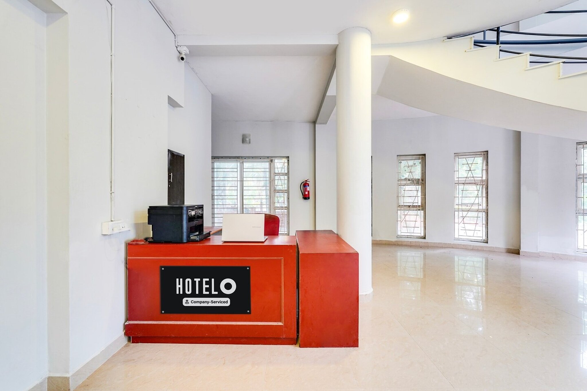 Ground floor: (bedroom(double bed, TV, seating area, air conditioning, Towels incl., telephone), bathroom(bathtub or shower, shower, washbasin, toilet, shampoo, body soap, hot water), parking)