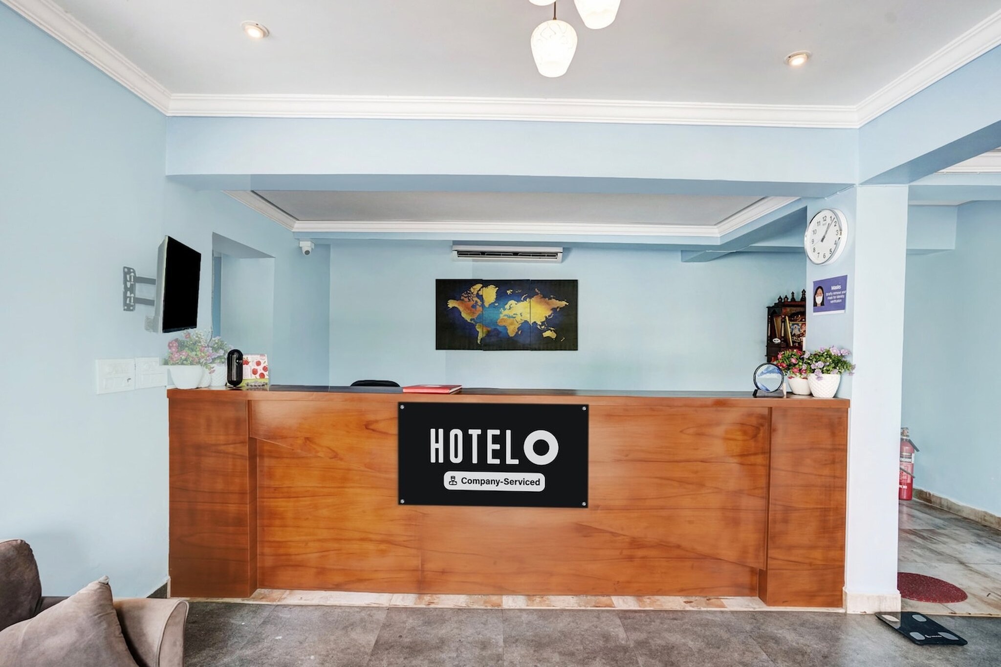 Ground floor: (bedroom(double bed, TV, seating area, air conditioning, Towels incl., telephone), bathroom(bathtub or shower, shower, washbasin, toilet, shampoo, body soap, hot water), parking)