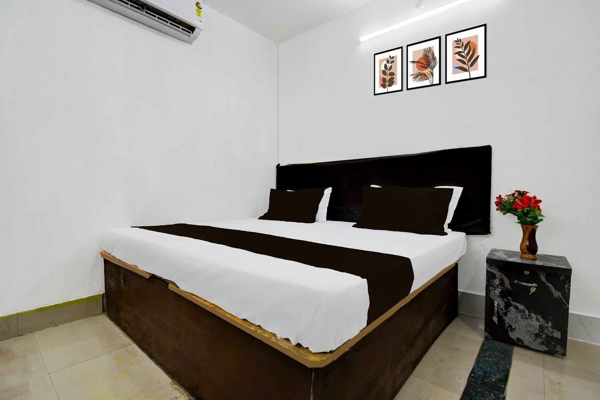 Situated within 14 km of Mahabodhi Temple and 3.6 km of Vishnupad Temple, Hotel O Gaya Railway Junction Formerly Family Guest House features rooms with air conditioning and a private bathroom in Gaya. Among the facilities at this property are room service and a 24-hour front desk, along with free WiFi throughout the property. The hotel has family rooms.
The rooms at the hotel are fitted with a seating area, a flat-screen TV with satellite channels and a private bathroom with free toiletries and a bath or shower. All guest rooms have a desk.
Gaya Railway Station is 1.9 km from Hotel O Gaya Railway Junction Formerly Family Guest House, while Bodh Gaya Bus Station is 13 km from the property. Gaya International Airport is 10 km away.
Early Check-In Policy: A full day’s room rate will be charged for check-ins before 6:00 AM. Complimentary early check-in is available between 6:00 AM and 10:00 AM, subject to room availability.
Check-in is only available to guests aged 18 and above. Please provide a government-issued ID to confirm your age.