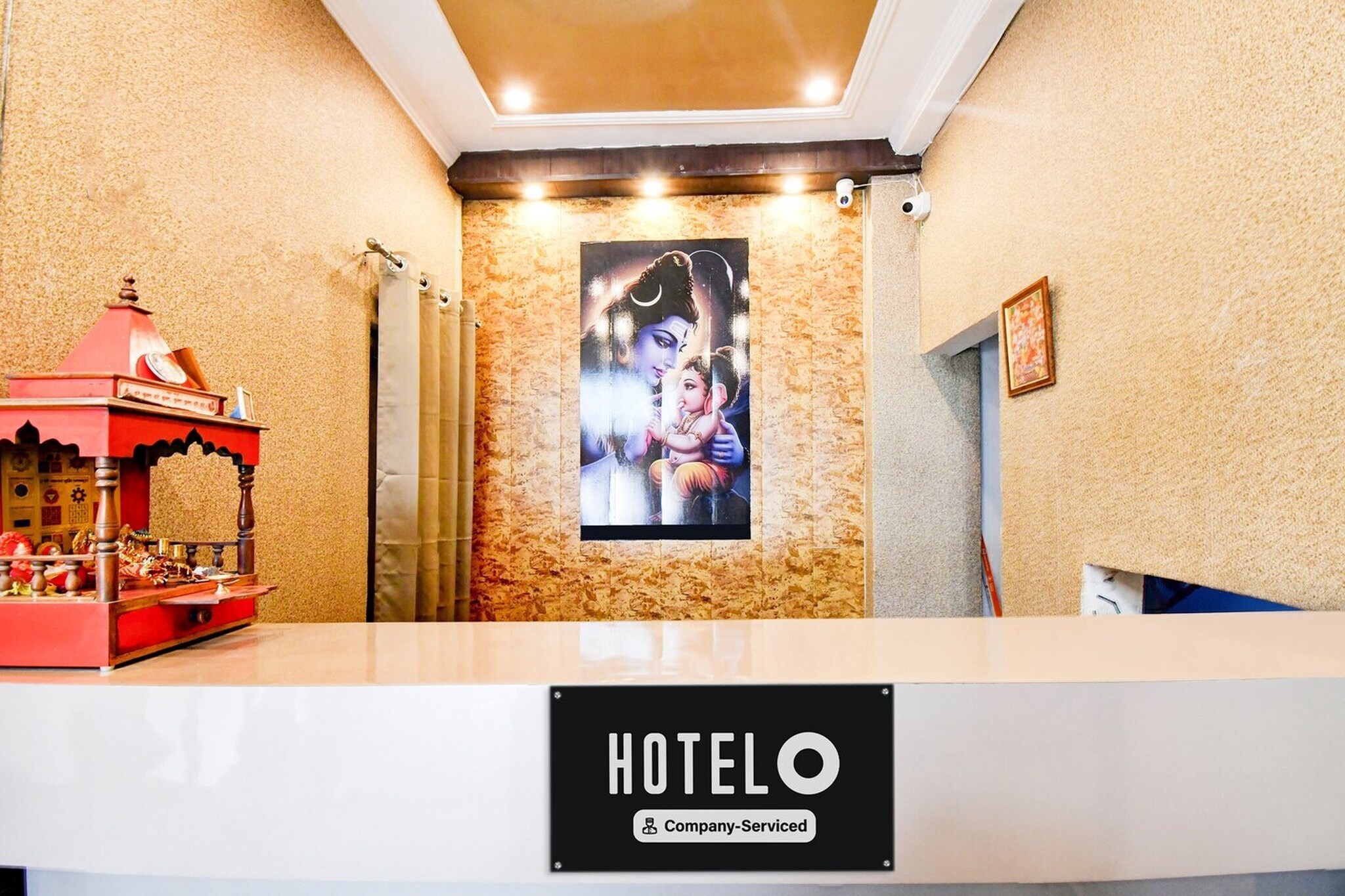 Ground floor: (bedroom(double bed, TV, seating area, air conditioning, Towels incl., telephone), bathroom(bathtub or shower, shower, washbasin, toilet, shampoo, body soap, hot water), Parking)