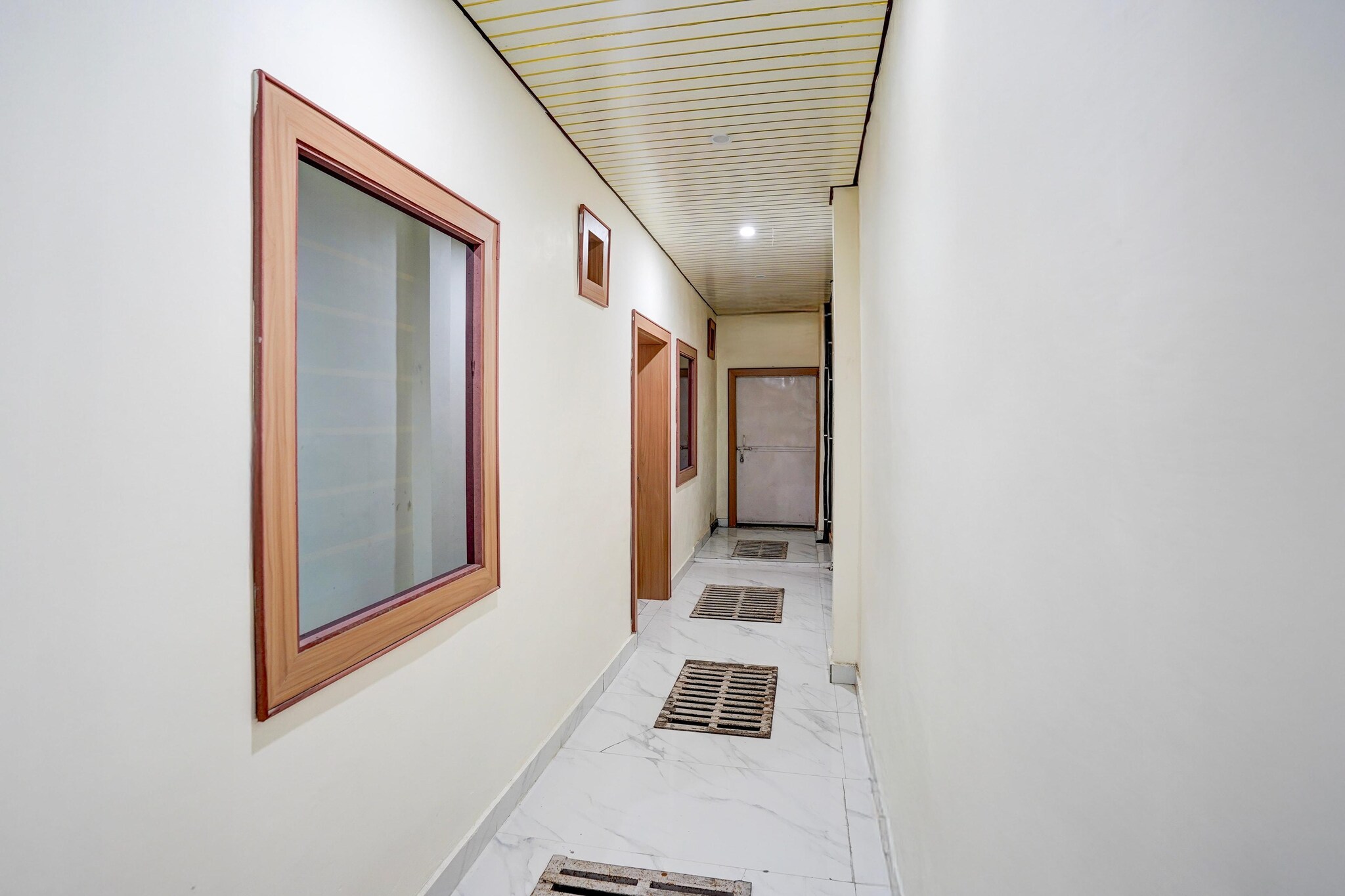 Ground floor: (bedroom(double bed, TV, seating area, air conditioning, Towels incl., telephone), bathroom(bathtub or shower, shower, washbasin, toilet, shampoo, body soap, hot water))