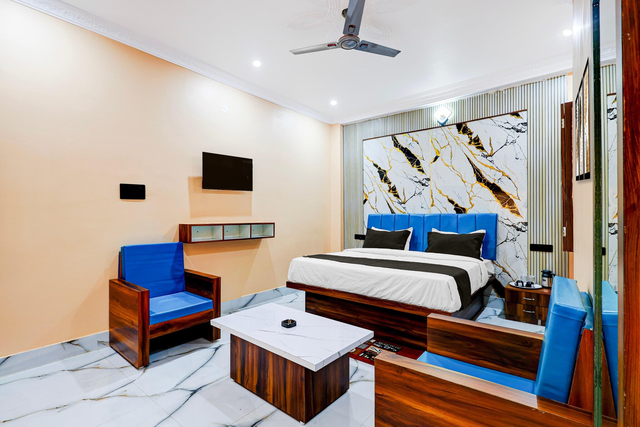 Ground floor: (bedroom(double bed, TV, seating area, air conditioning, Towels incl., telephone), bathroom(bathtub or shower, shower, washbasin, toilet, shampoo, body soap, hot water))