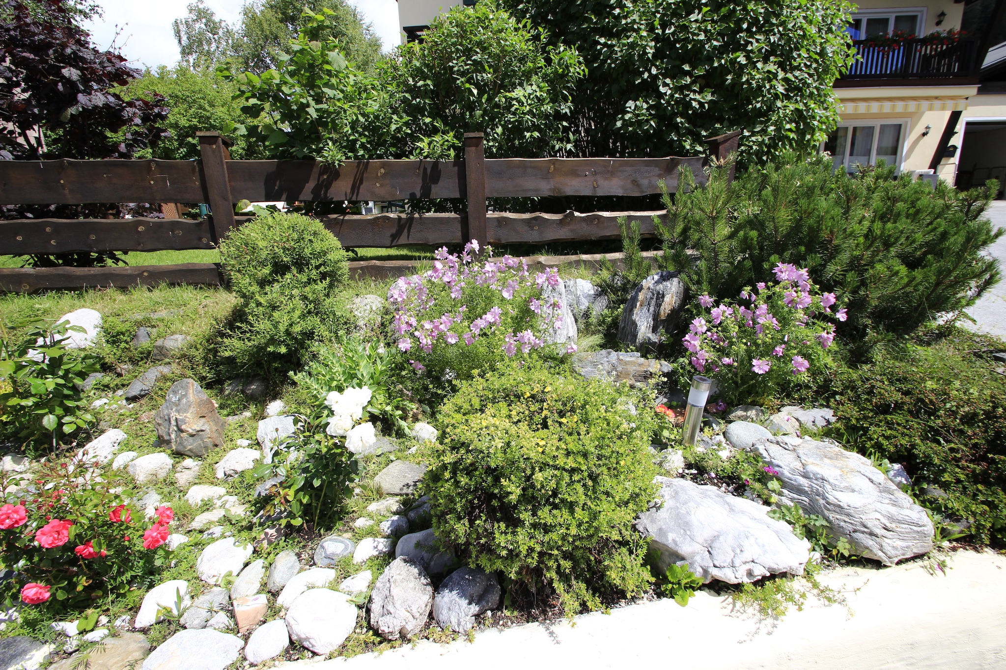 Menardi B - Gardens in summer