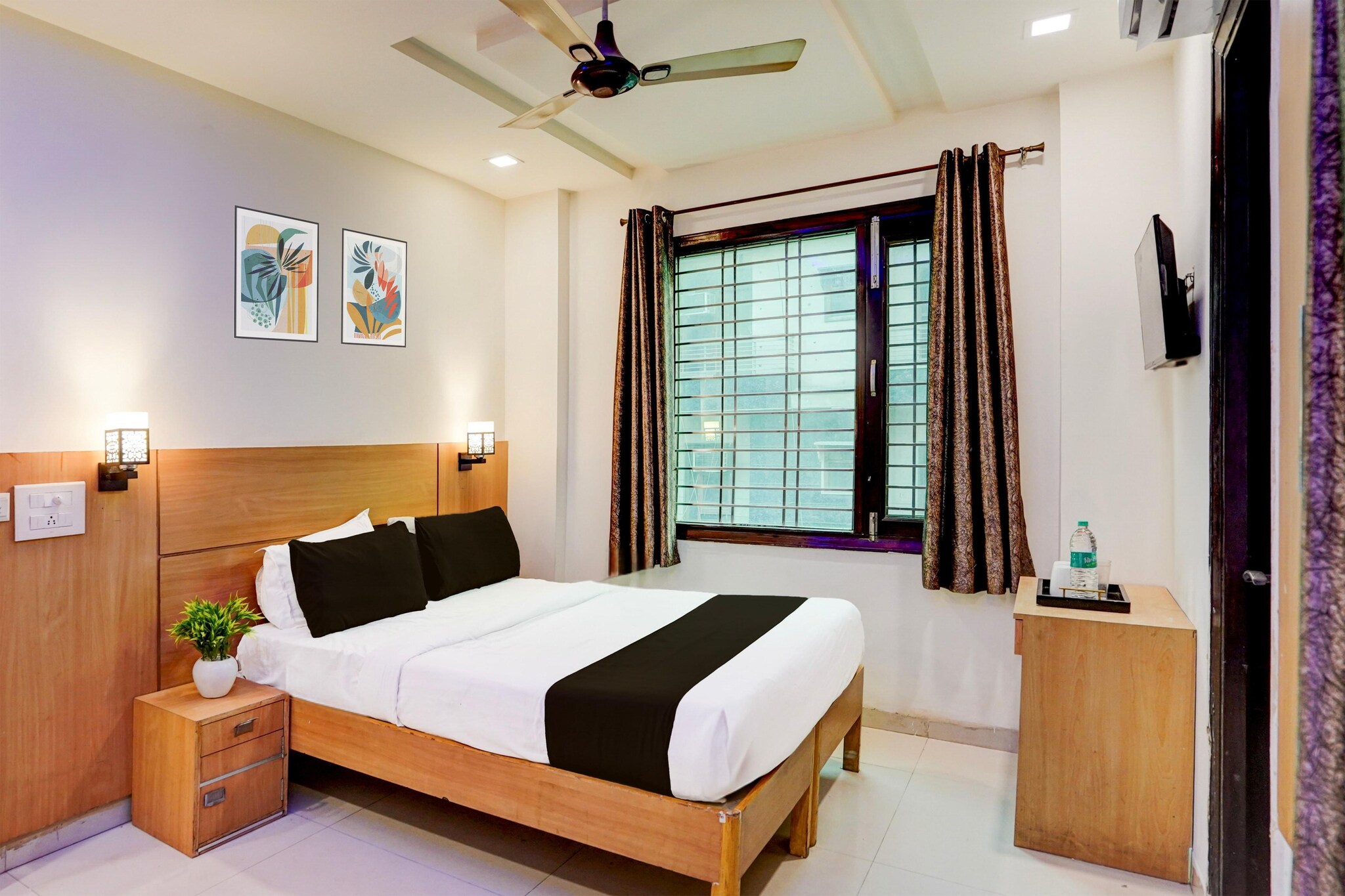 Comfortable Accommodations: Hotel O Rohini Sector 24 in New Delhi offers family rooms with air-conditioning, private bathrooms, work desks, and free WiFi. Each room includes a TV, wardrobe, and free toiletries.
Convenient Facilities: Guests can enjoy a lounge, lift, 24-hour front desk, shared kitchen, daily housekeeping service, and room service. The hotel provides a seating area and a work desk for added comfort.
Prime Location: Located 19 km from Gurudwara Sis Ganj Sahib and Red Fort, 20 km from Gurudwara Bangla Sahib and Jantar Mantar, and 21 km from Delhi International Airport. Nearby attractions include India Gate and Rashtrapati Bhavan.
Check-in is only available to guests aged 18 and above. Please provide a government-issued ID to confirm your age.