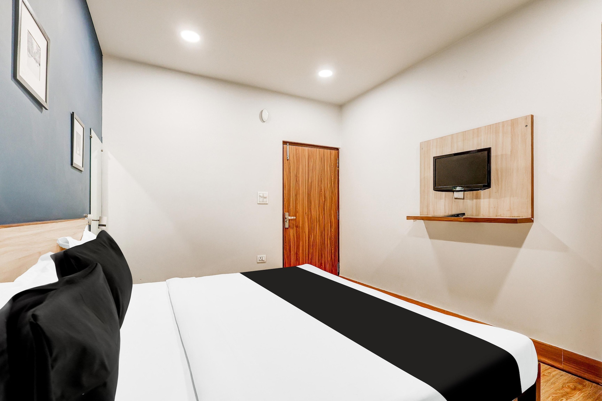 Comfortable Accommodations: Super Collection O Palam Near Railway Station in New Delhi offers family rooms with air-conditioning, private bathrooms, work desks, and seating areas. Each room includes free toiletries, a bath or shower, TV, and wardrobe.
Essential Facilities: Guests enjoy free WiFi, a 24-hour front desk, shared kitchen, daily housekeeping service, room service, and luggage storage. The hotel provides a welcoming environment with English and Hindi spoken at reception.
Prime Location: Located 2 km from Delhi International Airport, the hotel is 15 km from Rashtrapati Bhavan, Gandhi Smriti, and Lodhi Gardens. Nearby attractions include Qutub Minar (17 km) and India Gate (18 km).
Check-in is only available to guests aged 18 and above. Please provide a government-issued ID to confirm your age.