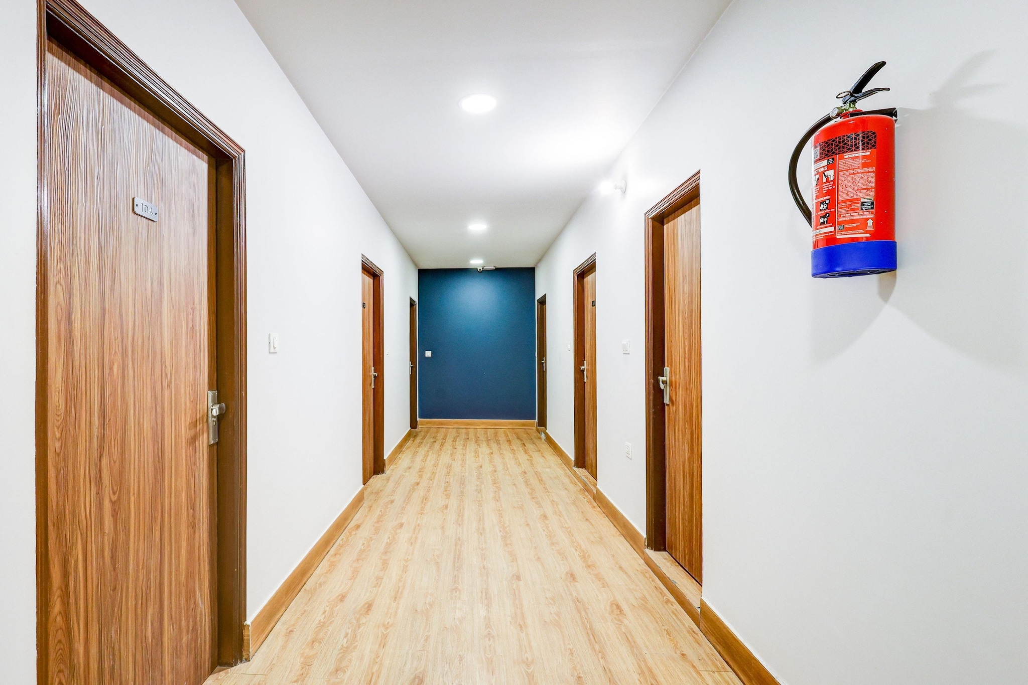 Ground floor: (bedroom(double bed, TV, seating area, air conditioning, telephone), bathroom(bathtub or shower, shower, washbasin, toilet, Towels incl., shampoo, body soap, hot water), Parking)