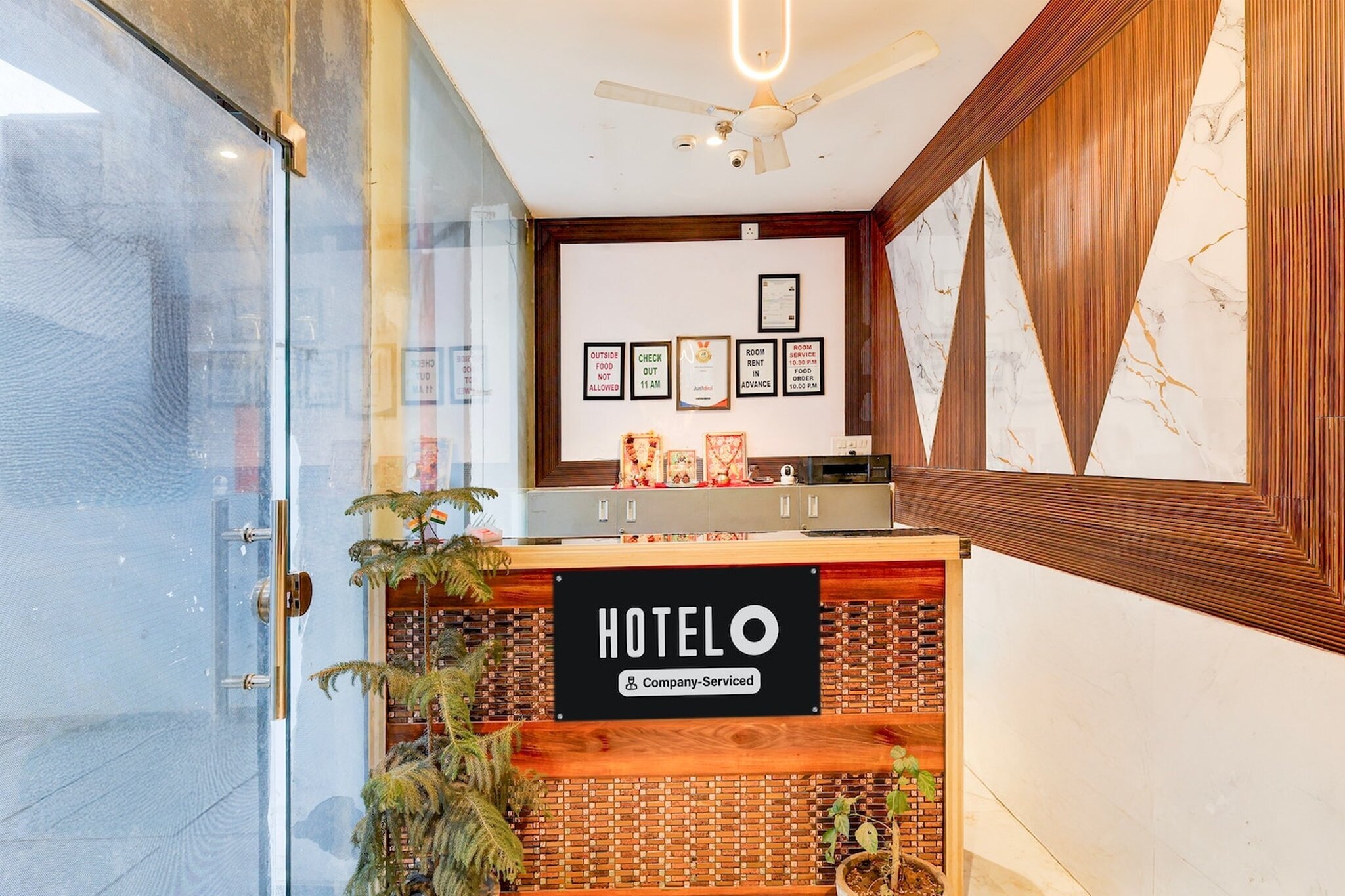 Ground floor: (bedroom(double bed, TV, seating area, air conditioning, Towels incl., telephone), bathroom(bathtub or shower, shower, washbasin, toilet, shampoo, body soap, hot water), parking, lift)