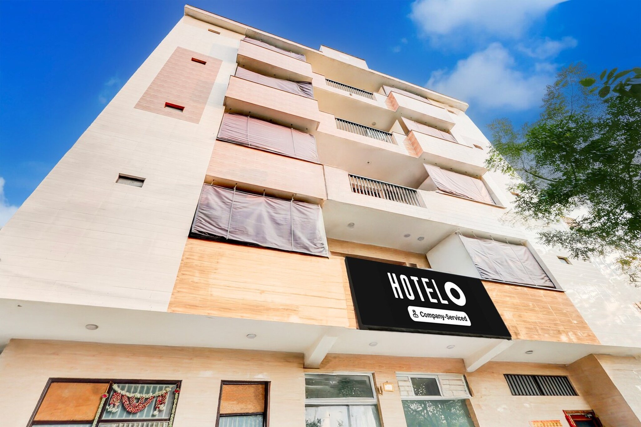 Ground floor: (bedroom(double bed, TV, seating area, air conditioning, telephone), bathroom(bathtub or shower, shower, washbasin, toilet, Towels incl., shampoo, body soap, hot water), Parking, lift)