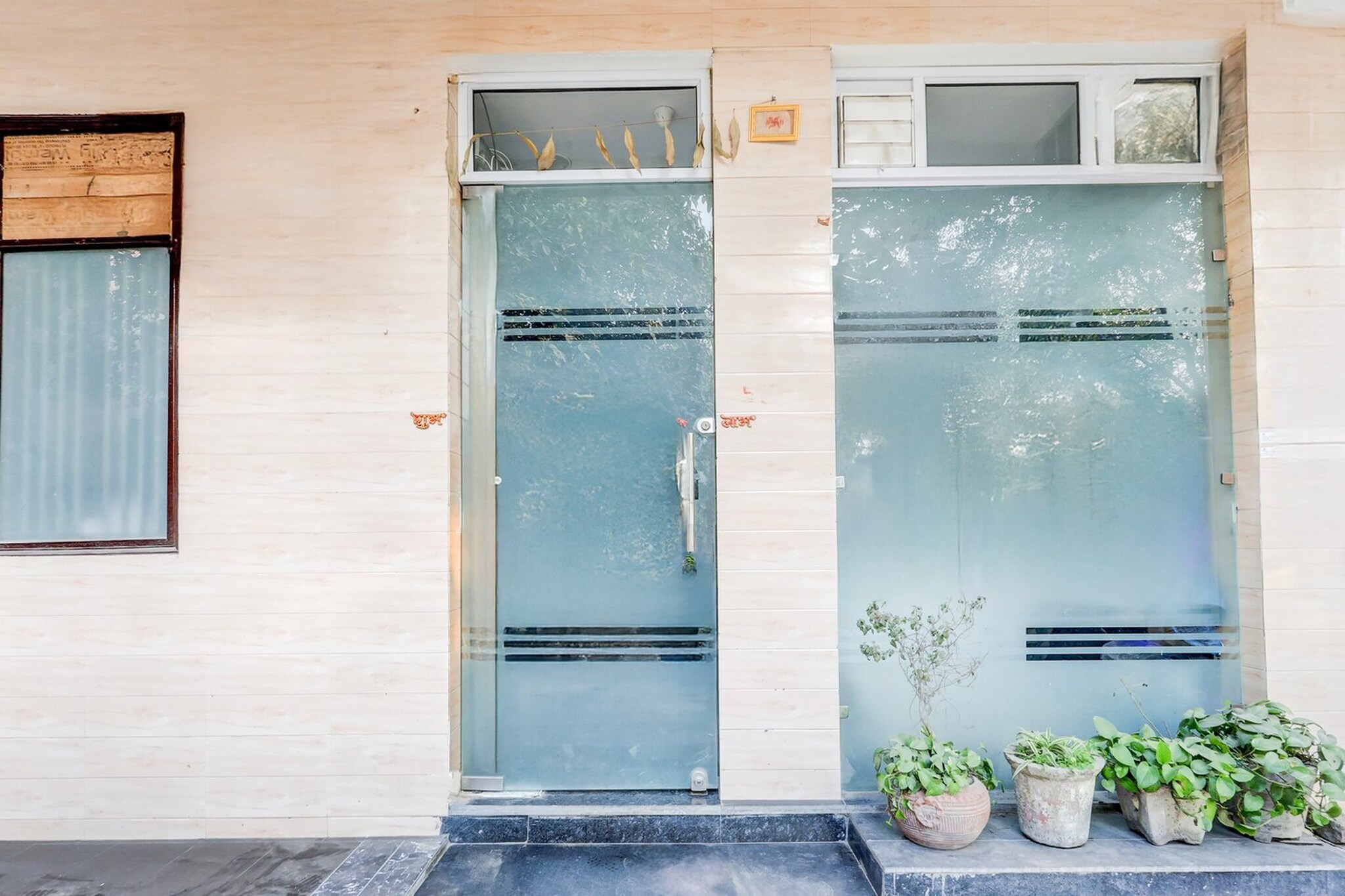 Classic with Balcony Hotel O Sector 25 Near Iskcon Temple