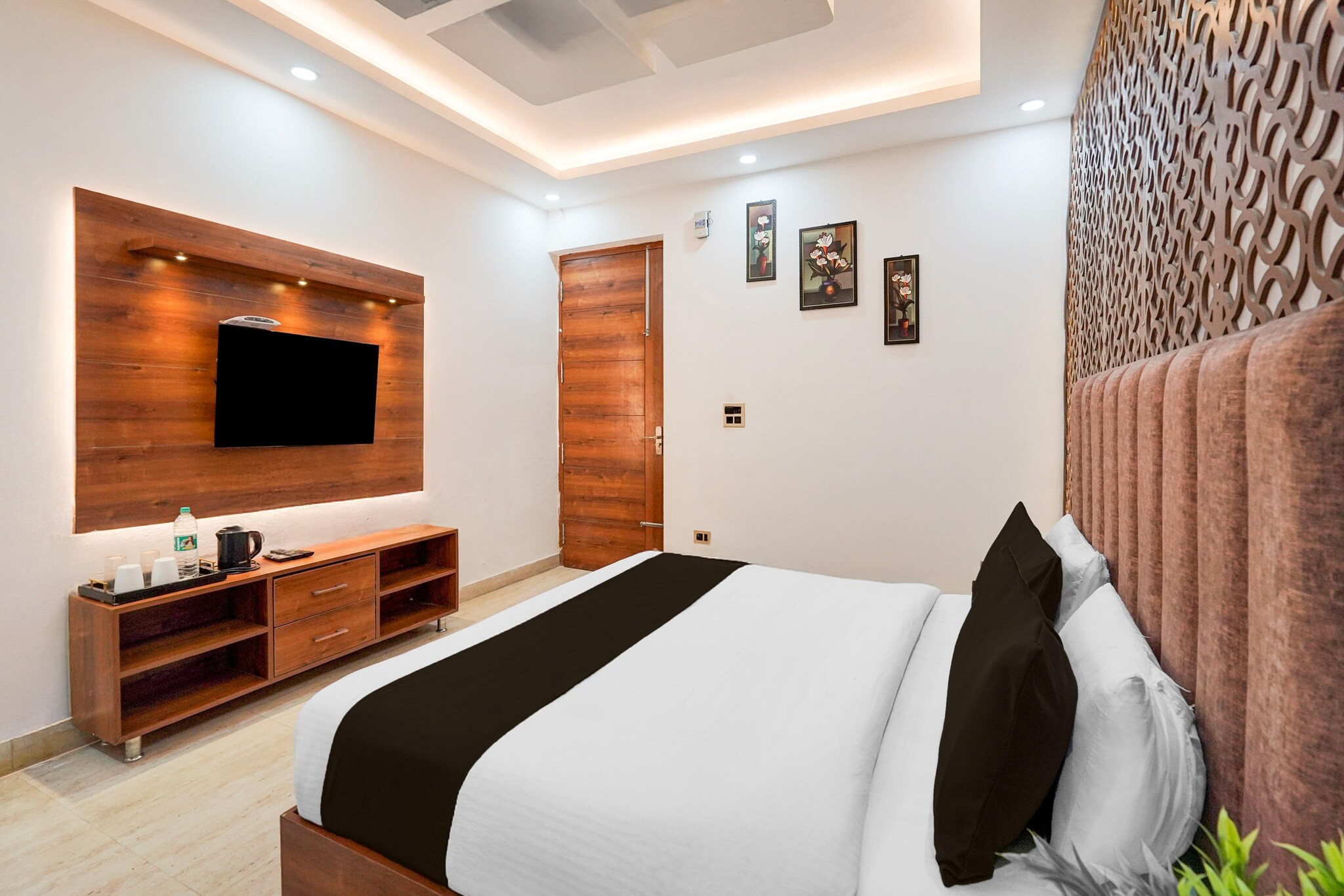 Super Townhouse Haridwar Road Near Rispana Pul Dehradun is located in Dehradun, 28 km from Gun Hill Point, Mussorie and 49 km from Mansa Devi Temple. With a restaurant, the 2-star hotel has air-conditioned rooms with free WiFi, each with a private bathroom. The accommodation provides room service, a 24-hour front desk and luggage storage for guests. All units at the hotel are equipped with a seating area and a flat-screen TV with satellite channels. All rooms include a desk. Dehradun Station is 3.6 km from Super Townhouse Haridwar Road Near Rispana Pul Dehradun, while Dehradun Clock Tower is 3.8 km away. Dehradun Airport is 18 km from the property.
Unmarried couples are warmly welcome at this property.
Guests with local ID proof are warmly welcome.
Apologies, but we are currently unable to host foreign nationals at this property.
Early Check-In Policy: A full day’s room rate will be charged for check-ins before 6:00 AM. Complimentary early check-in is available between 6:00 AM and 10:00 AM, subject to room availability.
Check-in is only available to guests aged 18 and above. Please provide a government-issued ID to confirm your age.