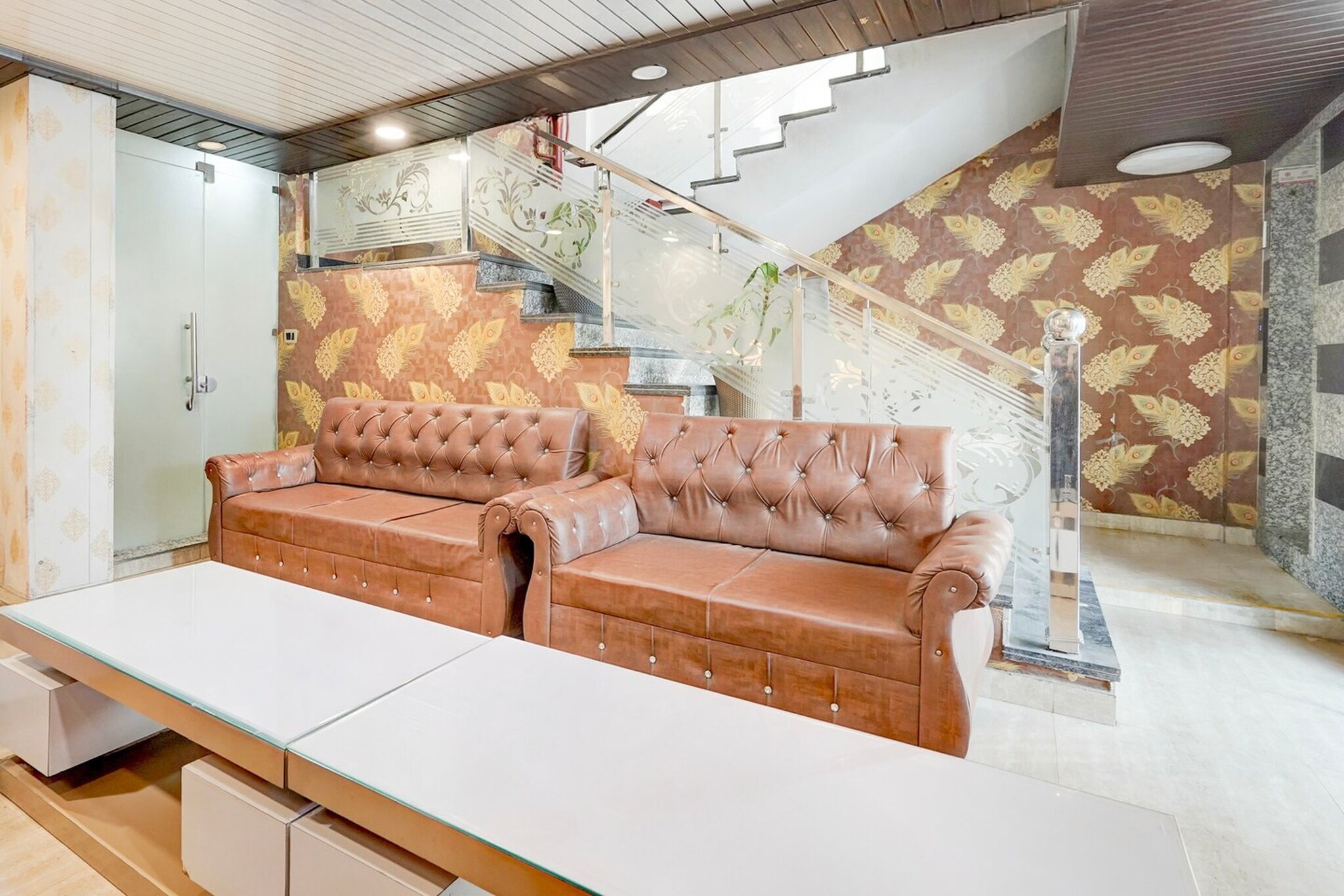 Ground floor: (bedroom(double bed, TV, seating area, air conditioning, lift, Towels incl., telephone), bathroom(bathtub or shower, shower, washbasin, toilet, shampoo, body soap, hot water))