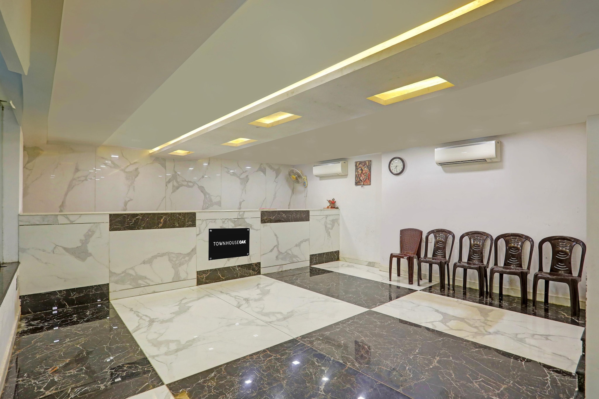 Ground floor: (bedroom(double bed, TV, seating area, air conditioning, telephone), bathroom(bathtub or shower, washbasin, toilet, Towels incl., shampoo, body soap, hot water))