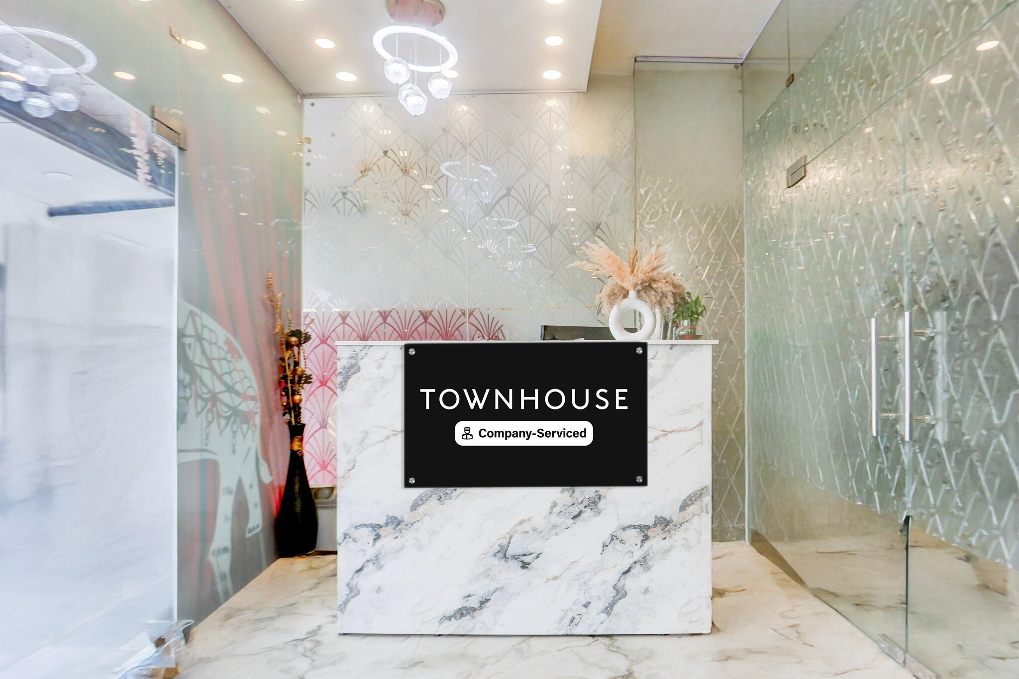 Ground floor: (bedroom(double bed, TV, seating area, air conditioning, Towels incl., telephone), bathroom(bathtub or shower, shower, washbasin, toilet, shampoo, body soap, hot water), parking)