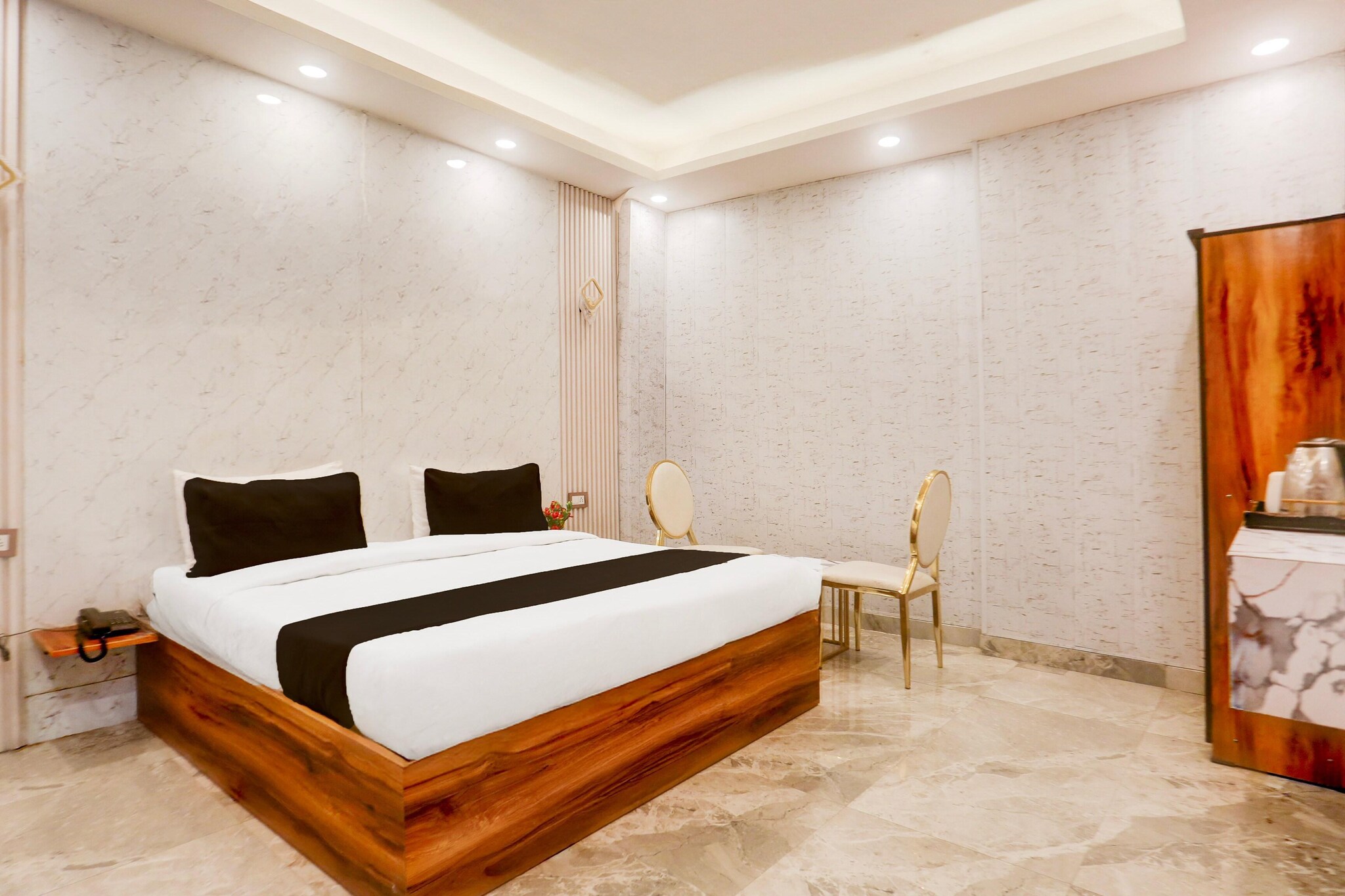 Located within 17 km of Tughlaqabad Fort and 24 km of Qutub Minar, Hotel O Faridabad Railway Station Formerly Royals Paradaise provides rooms with air conditioning and a private bathroom in Faridabad. With free WiFi, this 3-star hotel offers room service and a 24-hour front desk. The hotel features family rooms.
Guest rooms at the hotel are equipped with a seating area, a flat-screen TV with satellite channels and a private bathroom with free toiletries and a bath or shower. All guest rooms include a desk.
Humayun's Tomb is 25 km from Hotel O Faridabad Railway Station Formerly Royals Paradaise, while WorldMark Gurgaon is 26 km away. Delhi International Airport is 36 km from the property.
Early Check-In Policy: A full day’s room rate will be charged for check-ins before 6:00 AM.
Complimentary early check-in is available between 6:00 AM and 10:00 AM, subject to room availability.
Check-in is only available to guests aged 18 and above. Please provide a government-issued ID to confirm your age.