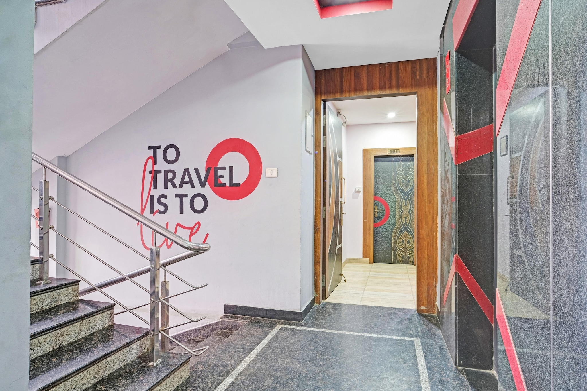 Ground floor: (bedroom(double bed, TV, seating area, electric kettle, air conditioning, lift, Towels incl., telephone, Floor mattress), bathroom(bathtub or shower, shower, washbasin, toilet, shampoo, body soap, hot water), parking)