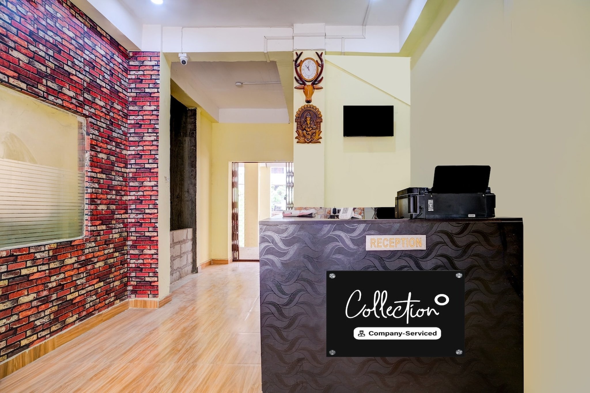 Ground floor: (bedroom(double bed, TV, seating area, air conditioning, lift, Towels incl., telephone), bathroom(bathtub or shower, shower, washbasin, toilet, shampoo, body soap, hot water), parking)