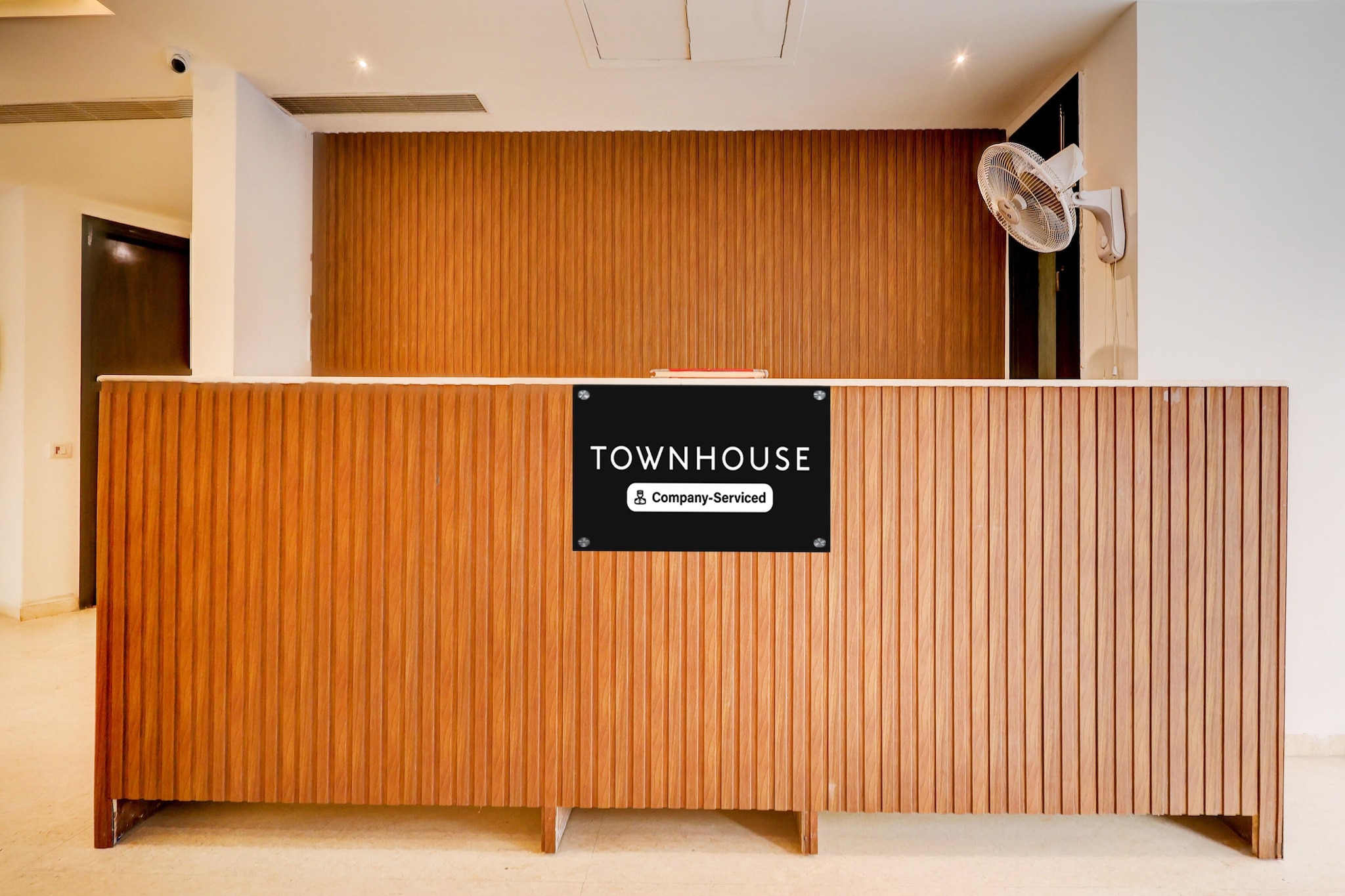 Ground floor: (bedroom(double bed, TV, seating area, air conditioning, Towels incl., telephone), bathroom(bathtub or shower, shower, washbasin, toilet, shampoo, body soap, hot water), parking)