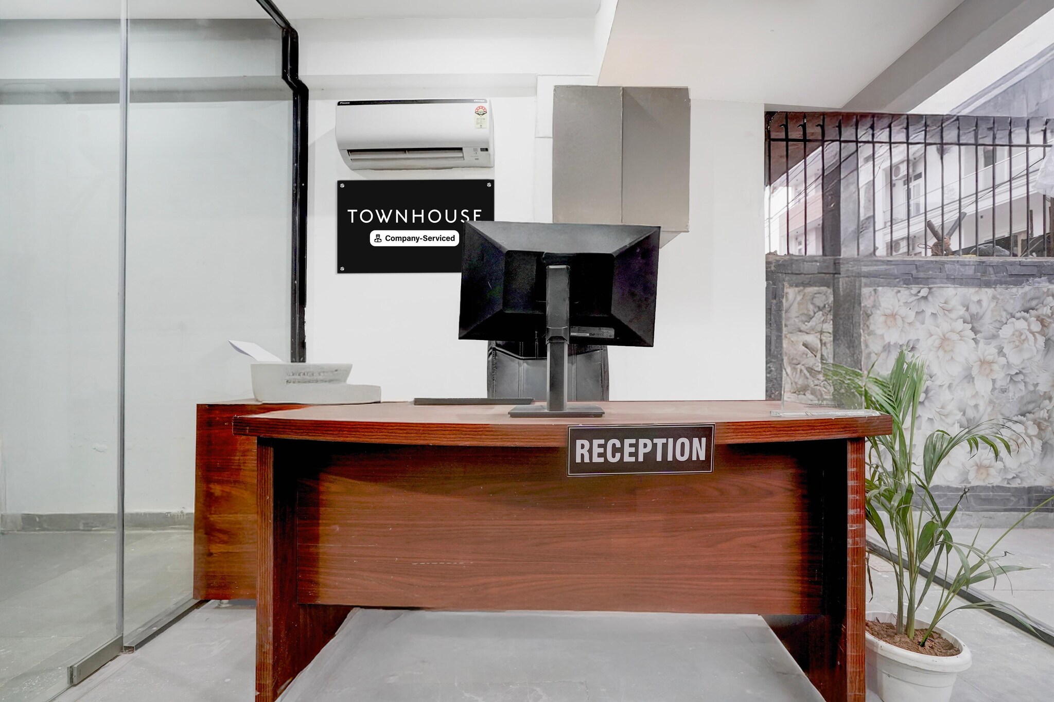 Ground floor: (bedroom(double bed, TV, seating area, air conditioning, Towels incl., telephone), bathroom(bathtub or shower, shower, washbasin, toilet, shampoo, body soap, hot water), lift)