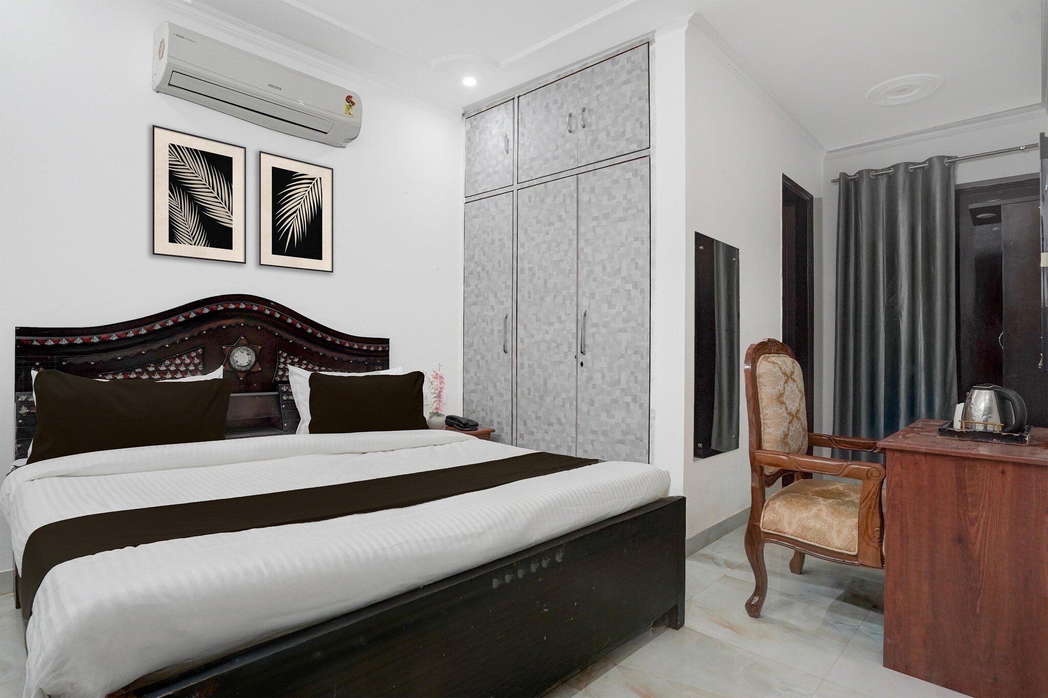 Comfortable Accommodations: Super Townhouse Sector 46 Huda Market in Gurgaon offers family rooms with air-conditioning, private bathrooms, work desks, and seating areas. Each room includes free toiletries, a bath or shower, TV, and wardrobe.

Essential Facilities: Guests enjoy free WiFi, a lift, 24-hour front desk, daily housekeeping service, room service, and luggage storage. The hotel provides a continental and vegetarian breakfast.

Prime Location: Located 6 km from WorldMark Gurgaon, 7 km from MG Road, and 17 km from Delhi International Airport. Nearby attractions include Qutub Minar (20 km), Rashtrapati Bhavan (28 km), and India Gate (31 km).

Couples in particular like the location – they rated it 8.1 for a two-person trip.

Enjoy a comfortable and hassle-free experience at our thoughtfully designed property. Each room is equipped with modern amenities, cozy bedding, and elegant decor to make you feel right at home. Located conveniently with easy access to public transport and major attractions, it's perfect for both business and leisure travelers. Cleanliness and guest comfort are our top priorities, and our team is available 24/7 to assist you throughout your stay.

1.Unmarried couples are warmly welcome at this property.
2. Guests with local ID proof are warmly welcome.
3.Foreign guests are welcome and allowed to stay at this property without any restrictions

4.Early Check-In Policy: A full day’s room rate will be charged for check-ins before 6:00 AM. Complimentary early check-in is available between 6:00 AM and 10:00 AM, subject to room availability.

5.Check-in is only available to guests aged 18 and above. Please provide a government-issued ID to confirm your age.
