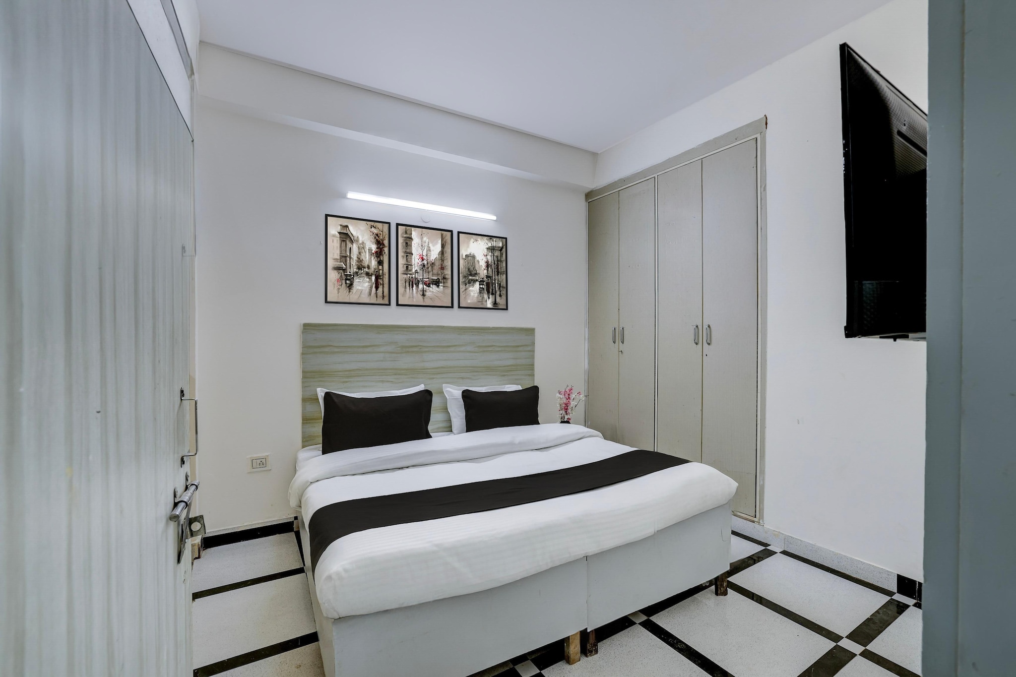 Super Hotel O DLF Phase 1 Metro Station