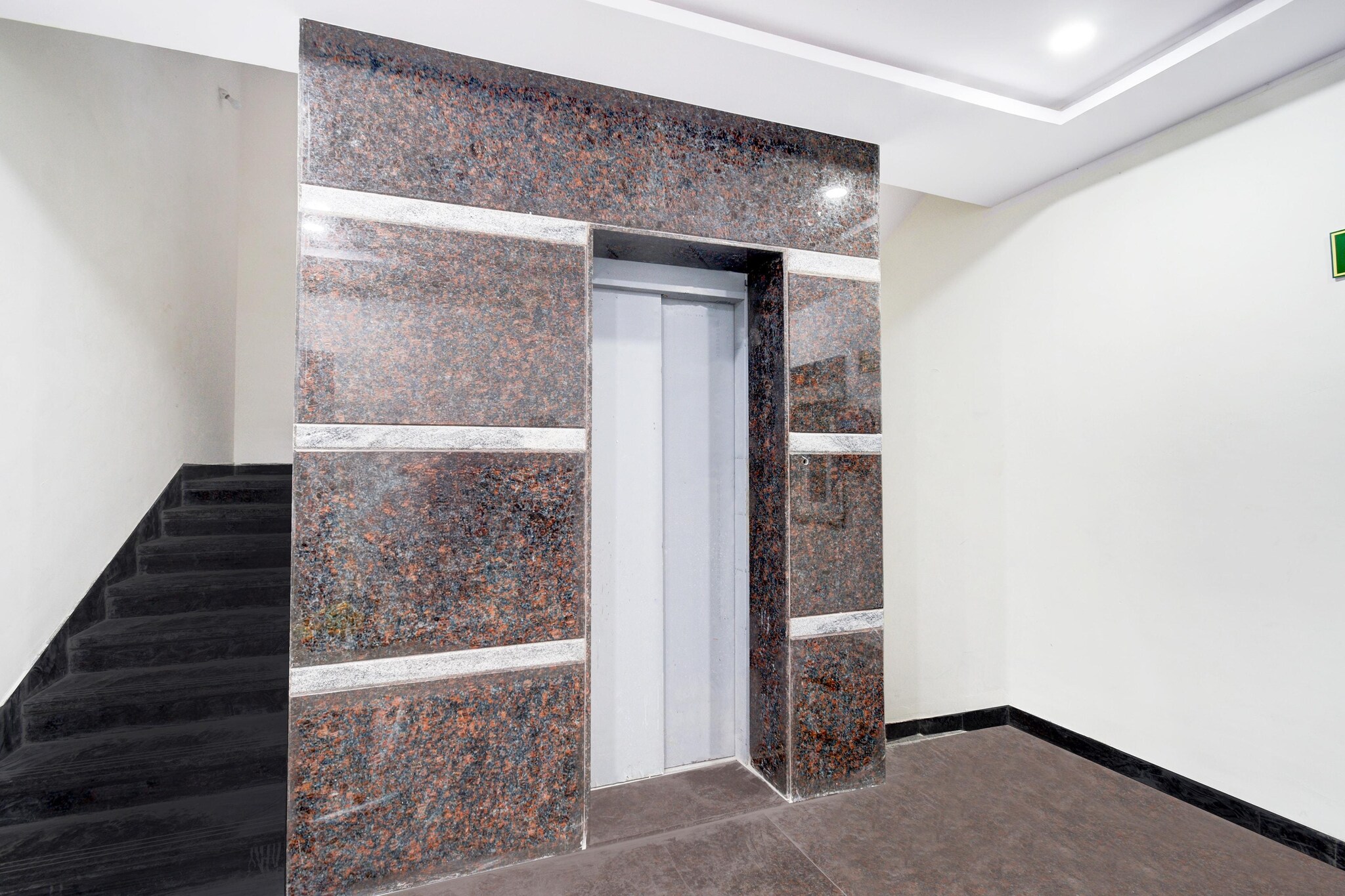 Ground floor: (bedroom(double bed, TV, seating area, air conditioning, telephone, Floor mattress), bathroom(bathtub or shower, shower, washbasin, toilet, Towels incl., shampoo, body soap, hot water))