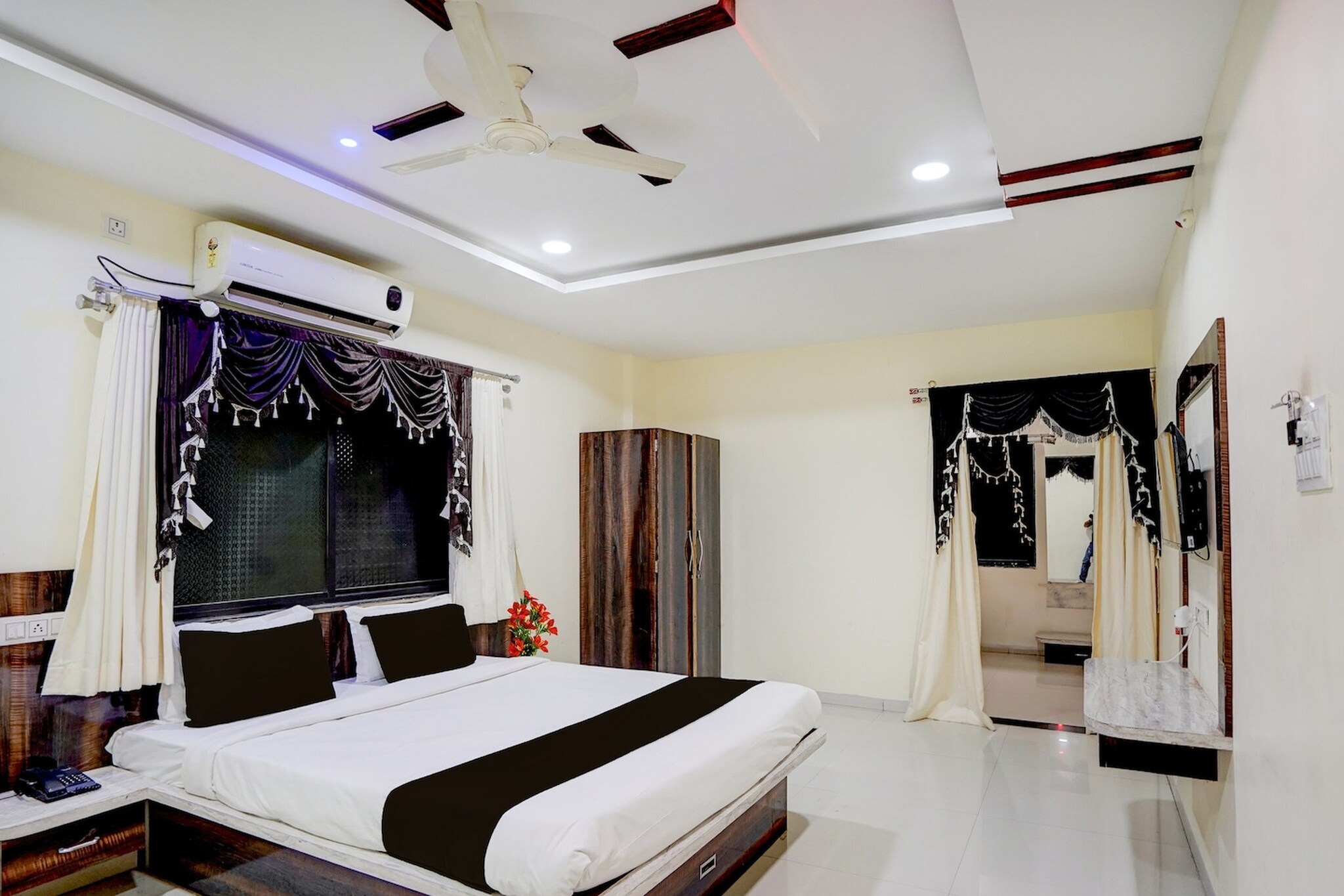 Comfortable Accommodations: Collection O Daulatabad Fort Aurangabad Formerly JVS Park Inn in Aurangabad offers family rooms with air-conditioning, private bathrooms, work desks, and seating areas. Each room includes free WiFi, a TV, and free toiletries.

Convenient Facilities: Guests benefit from a lift, 24-hour front desk, daily housekeeping service, room service, and luggage storage. The hotel provides free WiFi throughout the property, ensuring connectivity for all visitors.

Prime Location: Situated 23 km from Aurangabad Airport, the hotel is 2.5 km from Daulatabad Fort, 12 km from Ellora Caves, and 17 km from Aurangabad Railway Station and Bibi Ka Maqbara. Nearby attractions offer diverse activities for visitors. 

Unmarried couples are warmly welcome at this property.
Guests with local ID proof are warmly welcome.
Foreign guests are welcome and allowed to stay at this property without any restrictions
Early Check-In Policy: A full day’s room rate will be charged for check-ins before 6:00 AM. Complimentary early check-in is available between 6:00 AM and 10:00 AM, subject to room availability.
 
Check-in is only available to guests aged 18 and above. Please provide a government-issued ID to confirm your age.