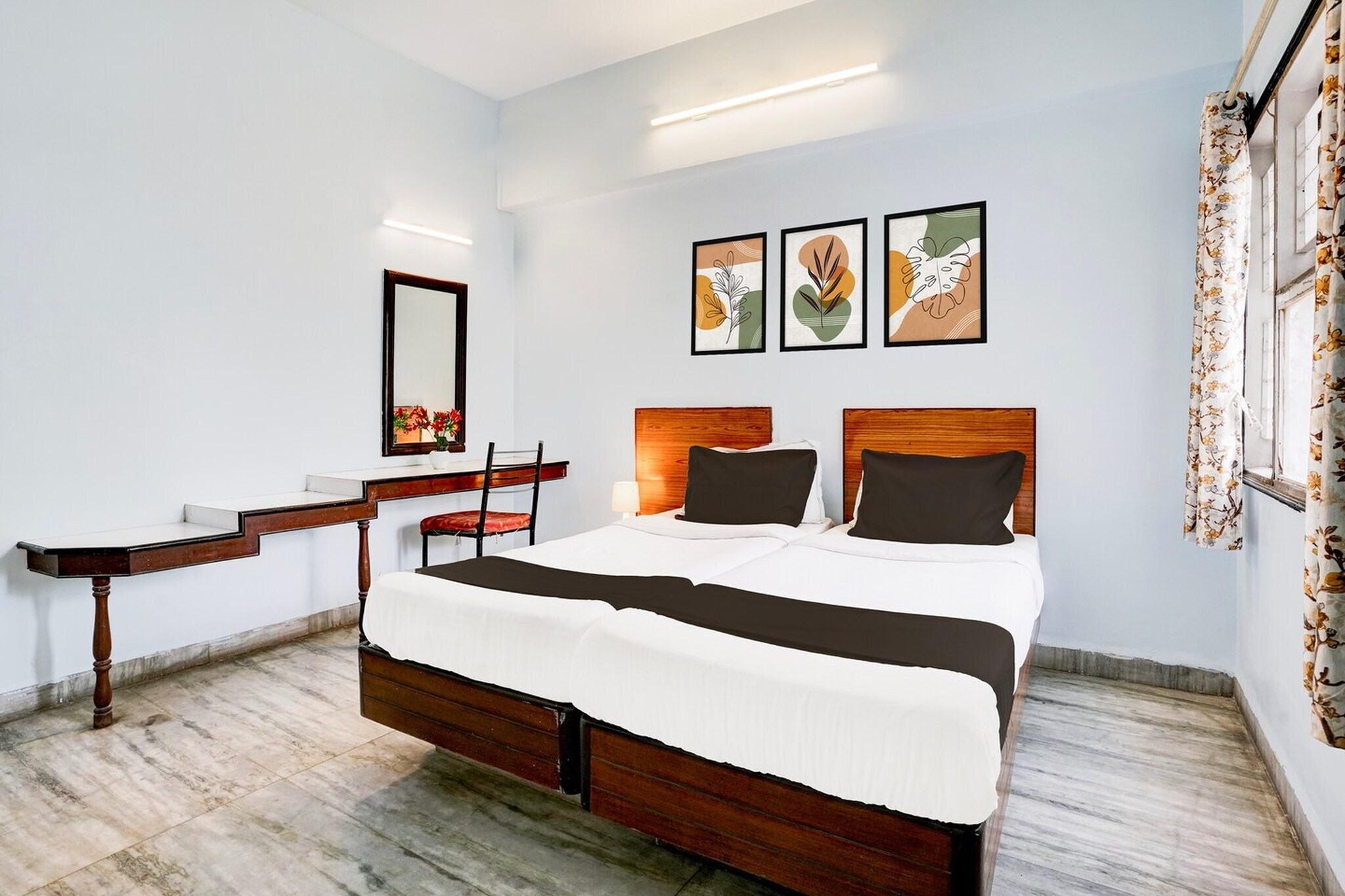 Super Hotel O Padampura Near Railway Station is set in Aurangabad, within 700 metres of Aurangabad Railway Station and 5.3 km of Bibi Ka Maqbara. With a shared lounge, the 4-star hotel has air-conditioned rooms with free WiFi, each with a private bathroom. The accommodation offers room service and a 24-hour front desk for guests.

The units in the hotel are equipped with a TV and free toiletries.

The restaurant at Super Hotel O Padampura Near Railway Station serves Indian cuisine.

Daulatabad Fort is 15 km from the accommodation, while Ellora Caves is 28 km away. Aurangabad Airport is 9 km from the property.

We’re sorry, but we are unable to accommodate unmarried couples at this property.
Guests with local ID proof are warmly welcome.
Early Check-In Policy: A full day’s room rate will be charged for check-ins before 6:00 AM. Complimentary early check-in is available between 6:00 AM and 10:00 AM, subject to room availability.

Check-in is only available to guests aged 18 and above. Please provide a government-issued ID to confirm your age.

