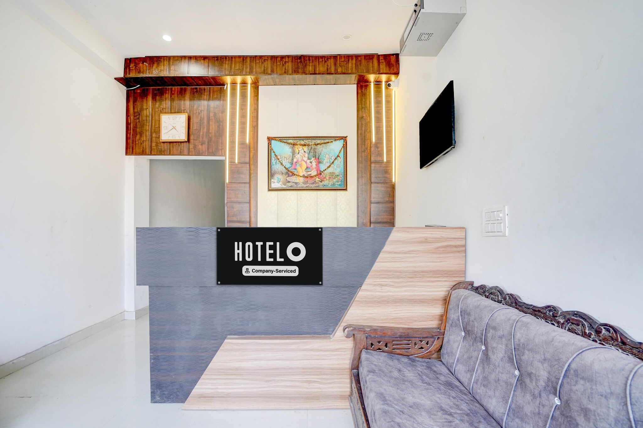 Ground floor: (bedroom(double bed, TV, seating area, air conditioning, Towels incl., telephone), bathroom(bathtub or shower, shower, washbasin, toilet, shampoo, body soap, hot water))