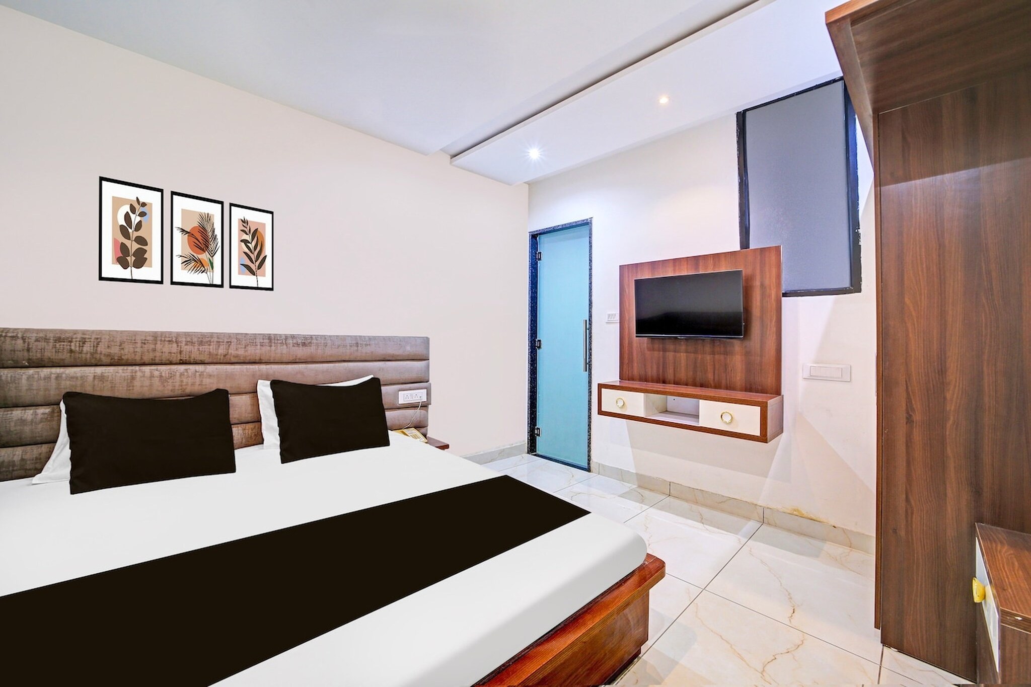 Comfortable Accommodations: Super Townhouse LIG Main Road Indore in Indore offers family rooms with air-conditioning, private bathrooms, work desks, and seating areas. Each room includes free toiletries, bath or shower, TV, tiled floors, and wardrobes.
Essential Facilities: Guests enjoy free WiFi, a lift, 24-hour front desk, housekeeping service, room service, and luggage storage. The hotel provides a welcoming environment with English and Hindi spoken at reception.
Convenient Location: Located 8 km from Devi Ahilya Bai Holkar Airport, the hotel is 4 km from Indore Junction Station and Rajwada Palace. ISKCON Indore is 8 km away, offering diverse cultural experiences.
Unmarried couples are warmly welcome at this property.
Guests with local ID proof are warmly welcome.
Early Check-In Policy: A full day’s room rate will be charged for check-ins before 6:00 AM. Complimentary early check-in is available between 6:00 AM and 10:00 AM, subject to room availability.
Check-in is only available to guests aged 18 and above. Please provide a government-issued ID to confirm your age.