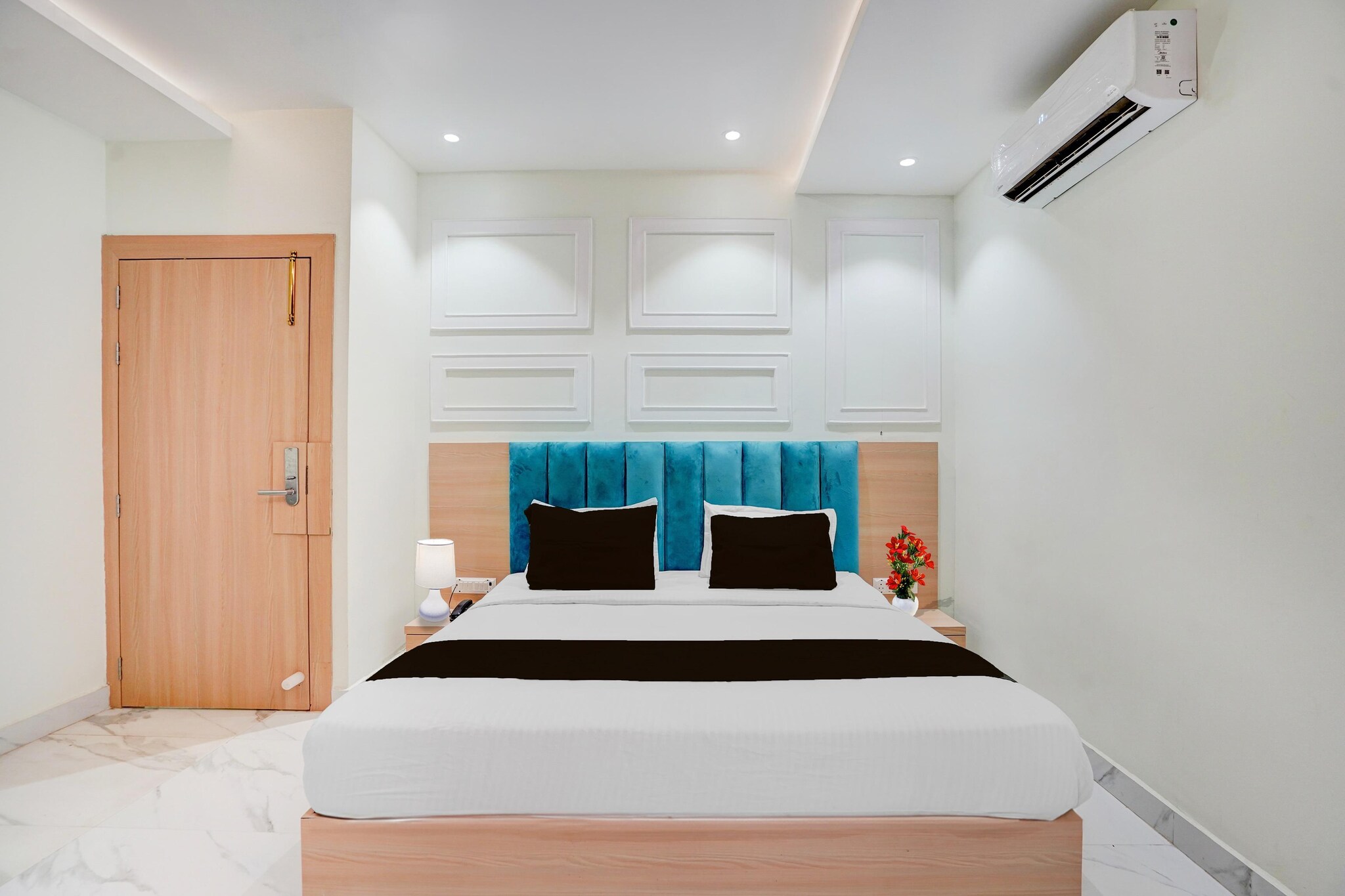 Comfortable Accommodation: Super Townhouse Oak Prayagraj Allahabad University - Railway Junction Formerly Ballians in Prayagraj offers 4-star comfort with free WiFi, air-conditioning, and private bathrooms. Each room includes a work desk, seating area, TV, and free toiletries.

Convenient Facilities: Guests benefit from a 24-hour front desk, daily housekeeping, family rooms, room service, and luggage storage. The hotel provides a continental breakfast and a variety of amenities to ensure a pleasant stay.

Prime Location: Located 8 km from Phaphamau Junction and 12 km from Allahabad Airport, the hotel is situated in Prayagraj. Nearby attractions include the Allahabad University Railway Station, offering easy access to local sights.

Unmarried couples are warmly welcome at this property.
Guests with local ID proof are warmly welcome.
Foreign nationals are welcome—enjoy a comfortable and friendly stay with us.
Early Check-In Policy: A full day’s room rate will be charged for check-ins before 6:00 AM. Complimentary early check-in is available between 6:00 AM and 10:00 AM, subject to room availability.
Check-in is only available to guests aged 18 and above. Please provide a government-issued ID to confirm your age.