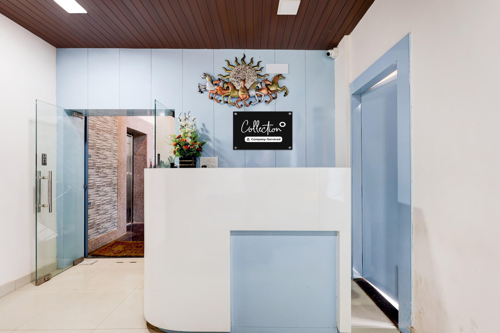 Ground floor: (bedroom(double bed, TV, seating area, air conditioning, telephone, Floor mattress), bathroom(bathtub or shower, shower, washbasin, toilet, Towels incl., shampoo, body soap, hot water), lift)