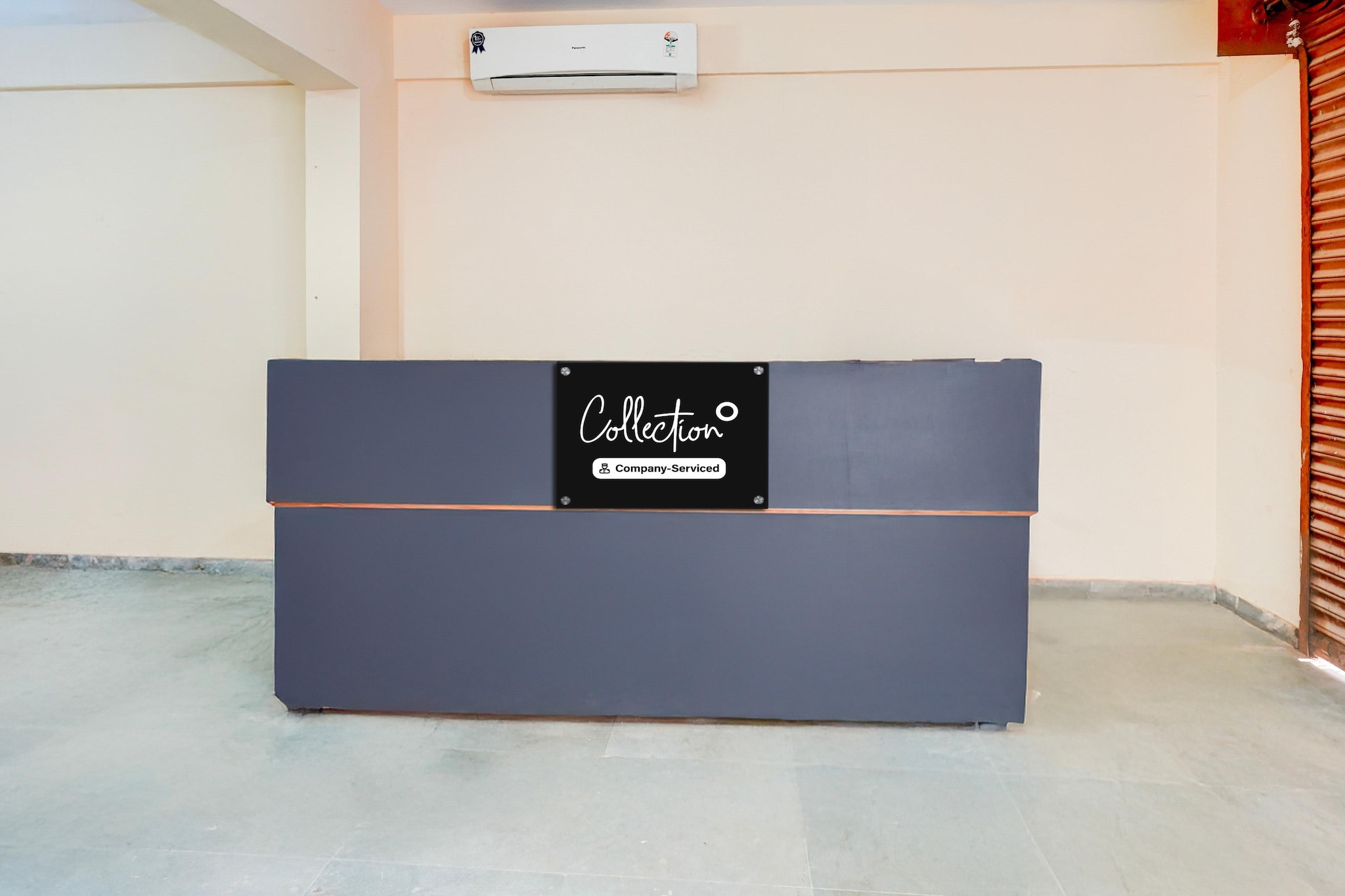 Ground floor: (bedroom(double bed, TV, seating area, air conditioning, telephone), bathroom(bathtub or shower, shower, washbasin, toilet, Towels incl., shampoo, body soap, hot water), Parking)